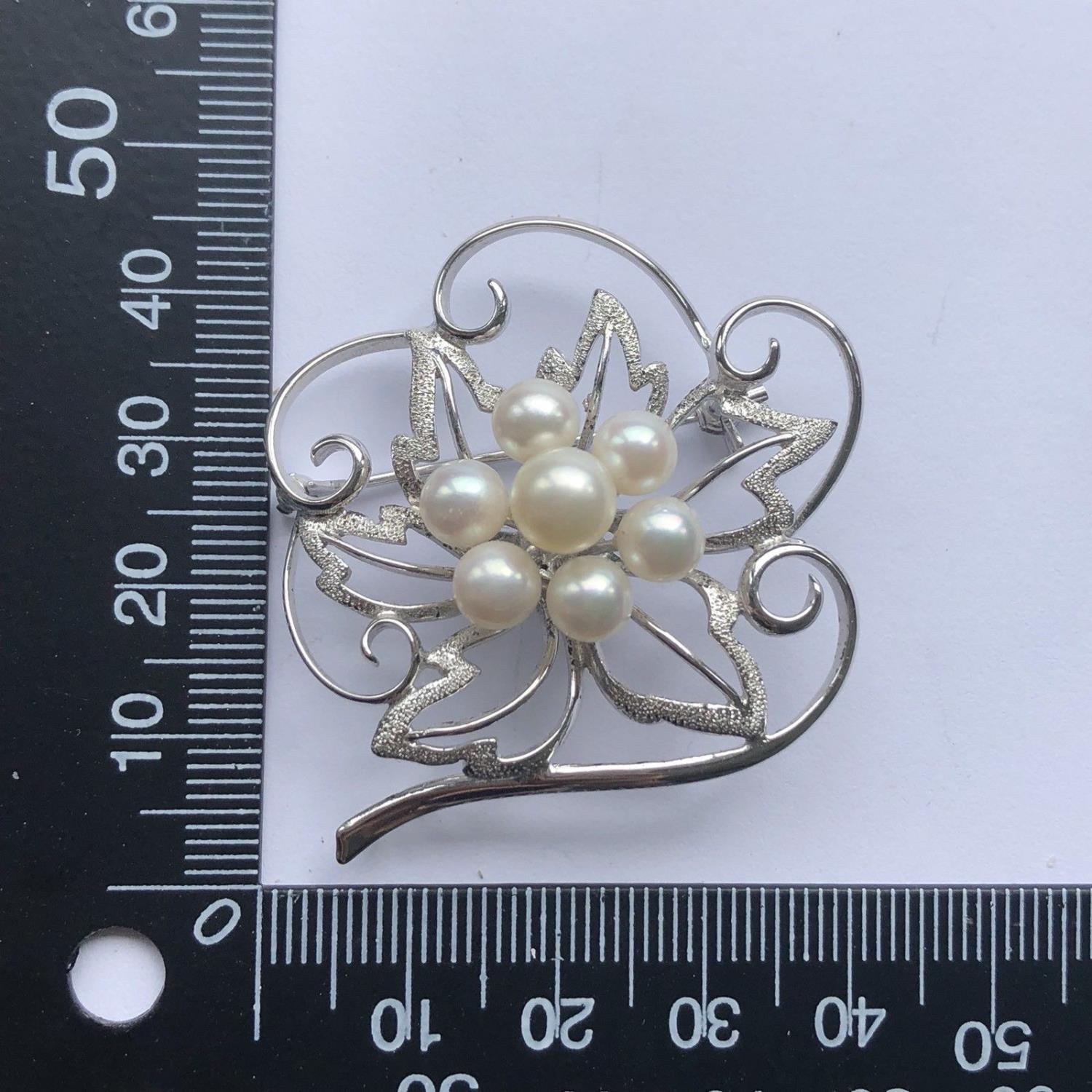 A pretty vintage brooch - solid silver - flower shape with faux pearl cluster - Image 3 of 3