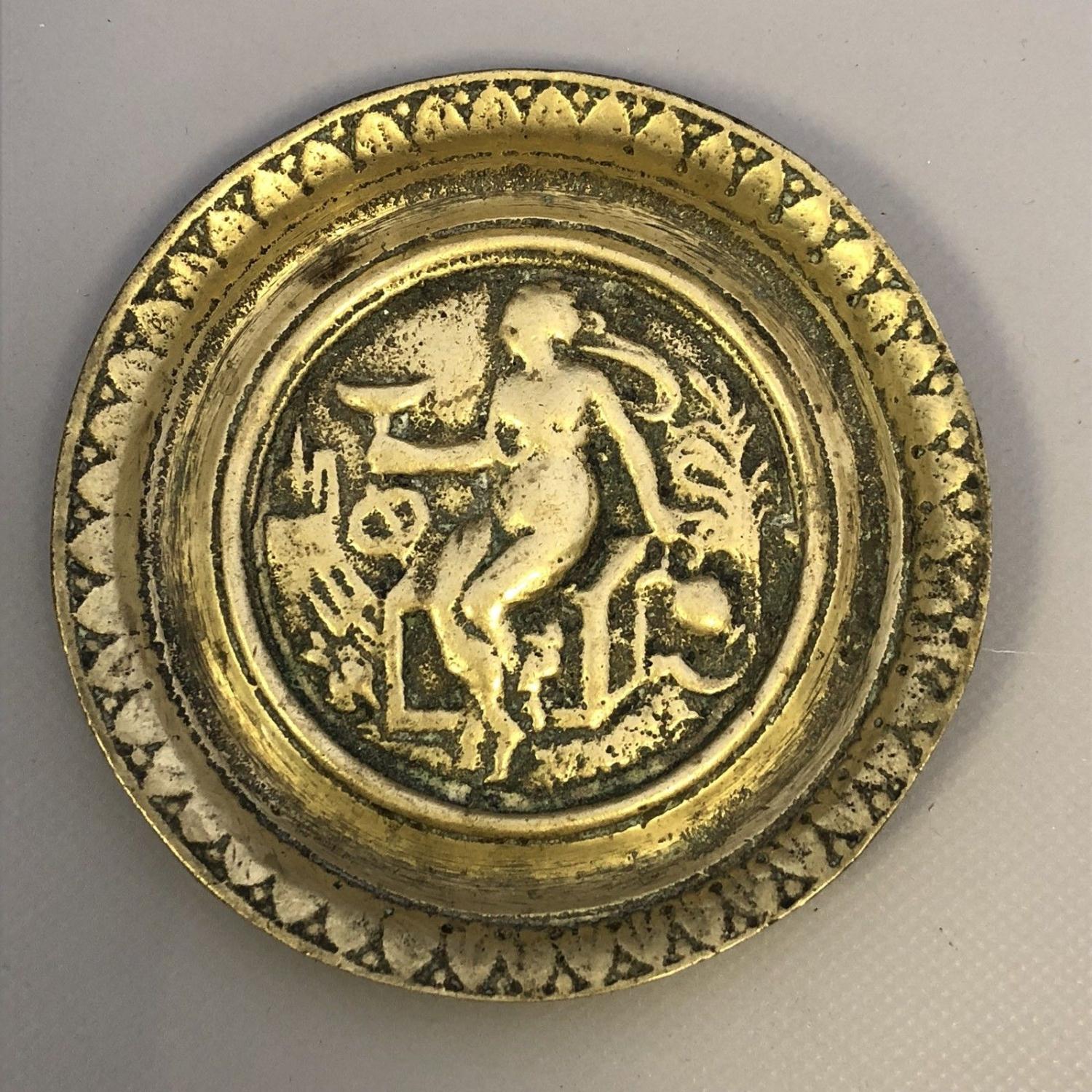 Cast yellow metal repousse small dish with the Goddess Hebe - Image 2 of 5