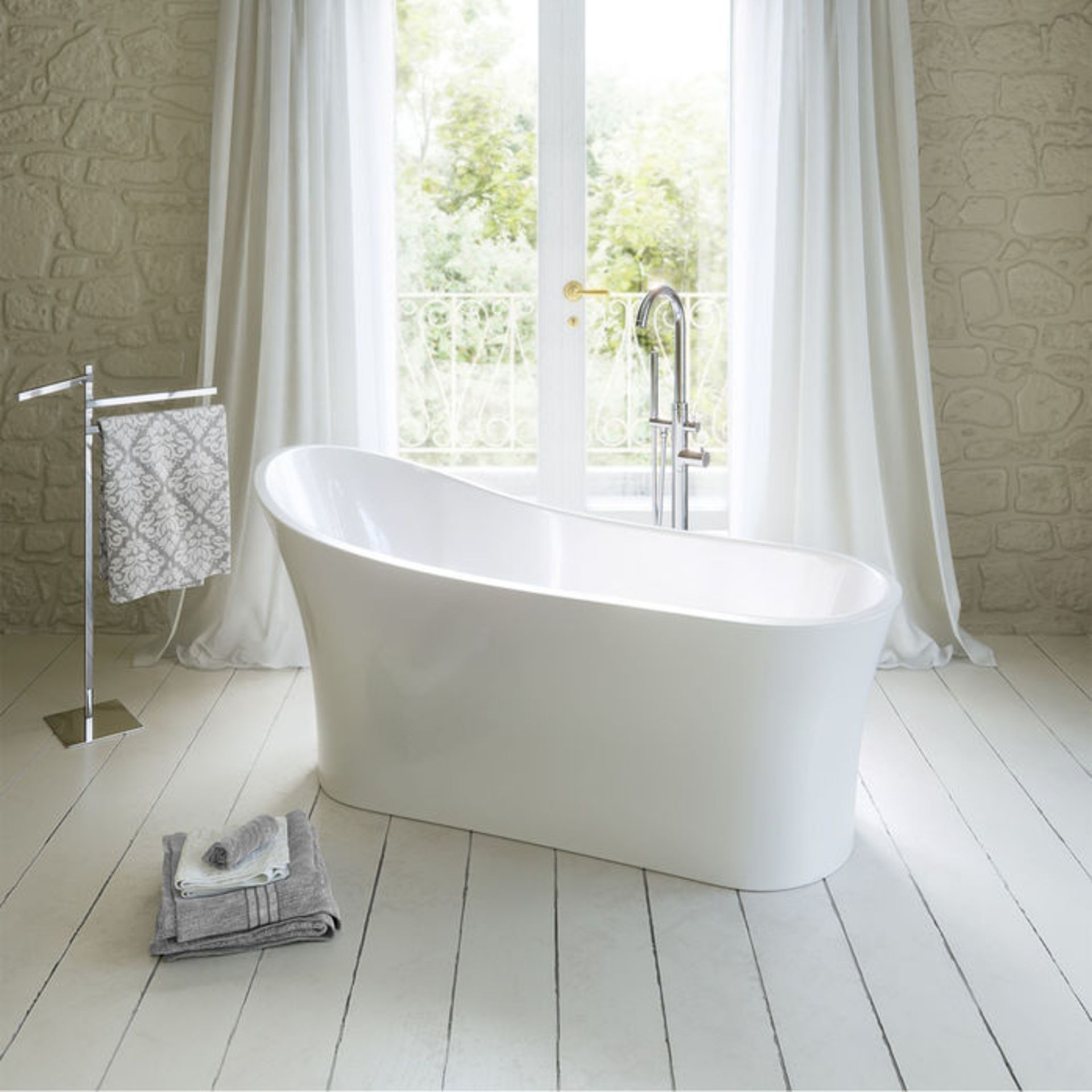 (GR118) 1650x690mm Madison Freestanding Bath. Manufactured from High Quality Acrylic, complimented - Image 2 of 2
