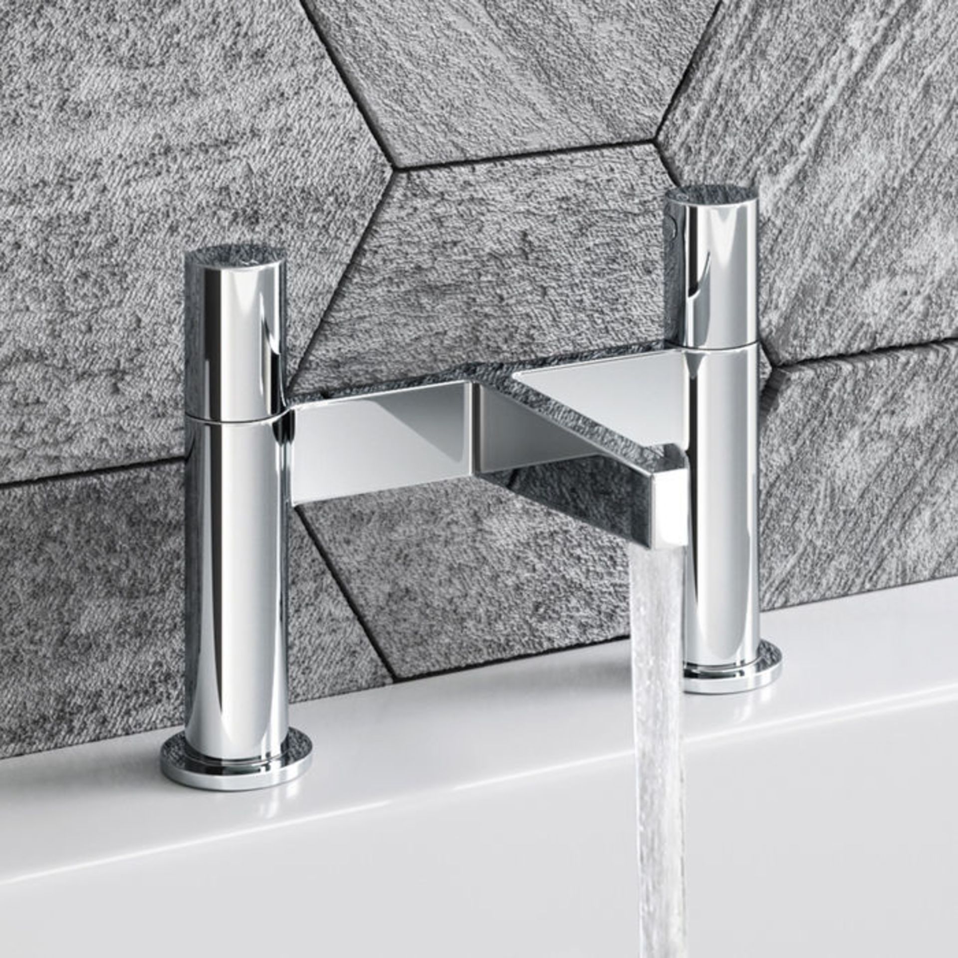 (T186) Missouri Bath Filler TapChrome Plated Solid BrassMinimum 0.5 bar water pressure, we recommend