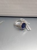 Ring in white gold with 8,5 ct sapphire and diamonds totaling 1.3 ct