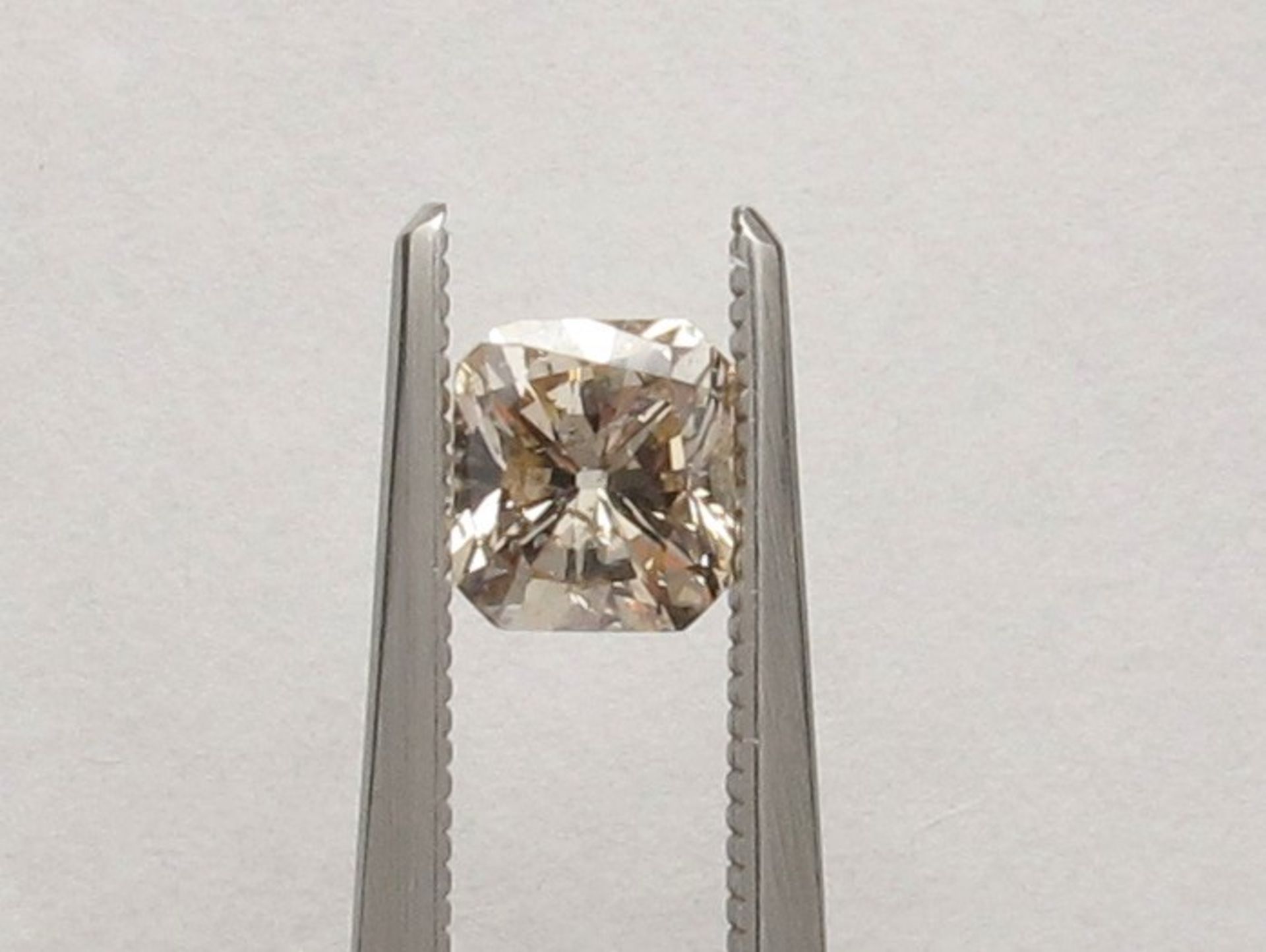An unmounted radiant-shaped diamond weighing app. 0.92ct.
