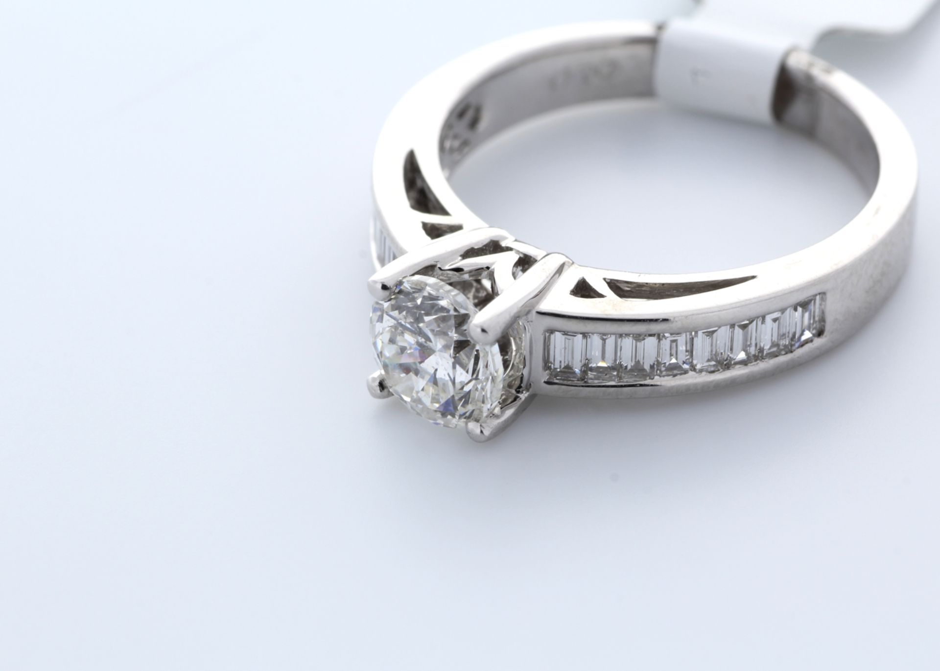 18k White Gold Single Stone Claw Set With Stone Set Shoulders Diamond Ring 1.01 (0.41) - Image 3 of 4