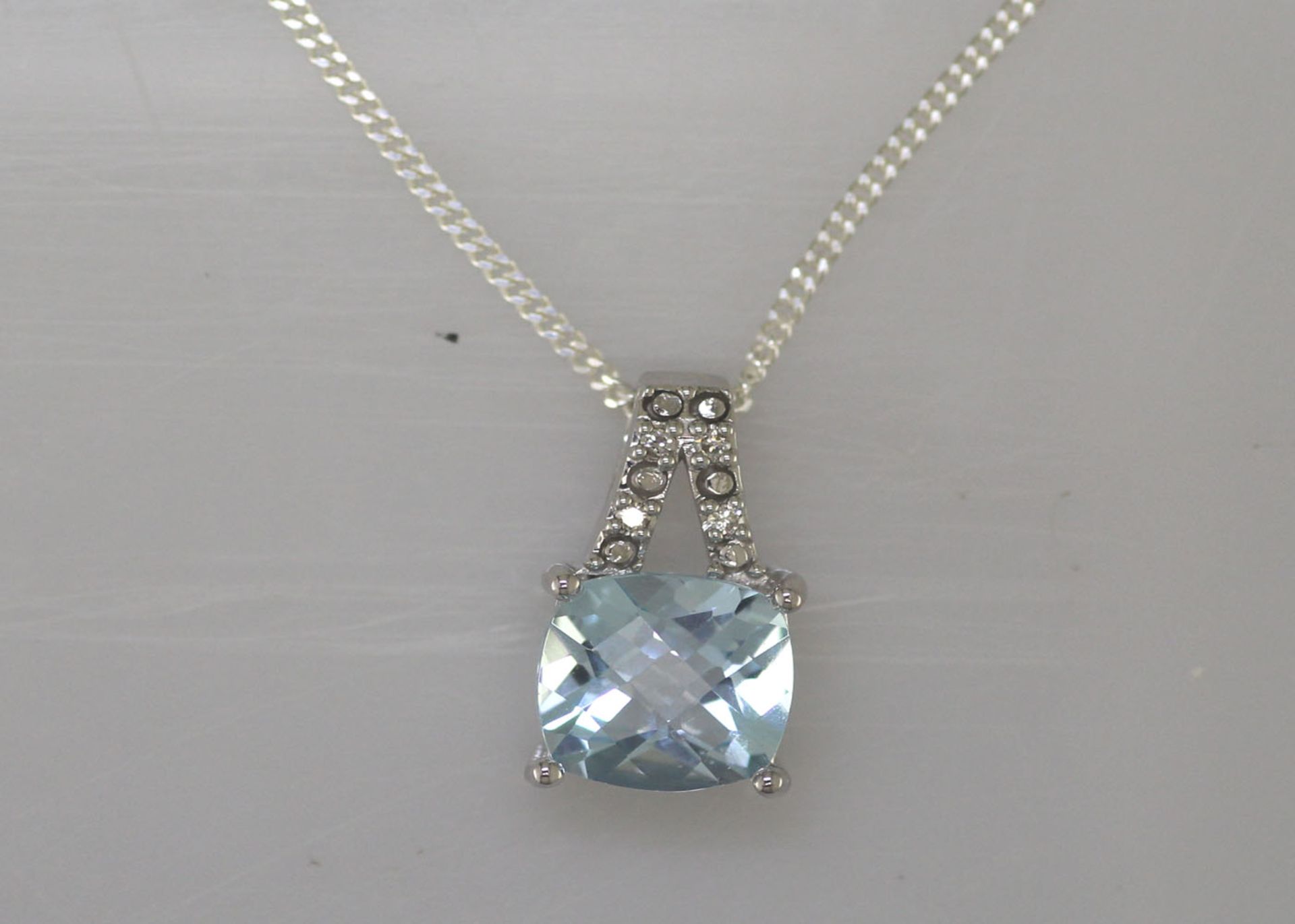 9ct White Gold Diamond And Blue Topaz Pendant 0.05 - Image 5 of 6