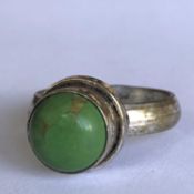 Retro Vintage Silver 925 Ring with a bright green cabochon stone - Size Q