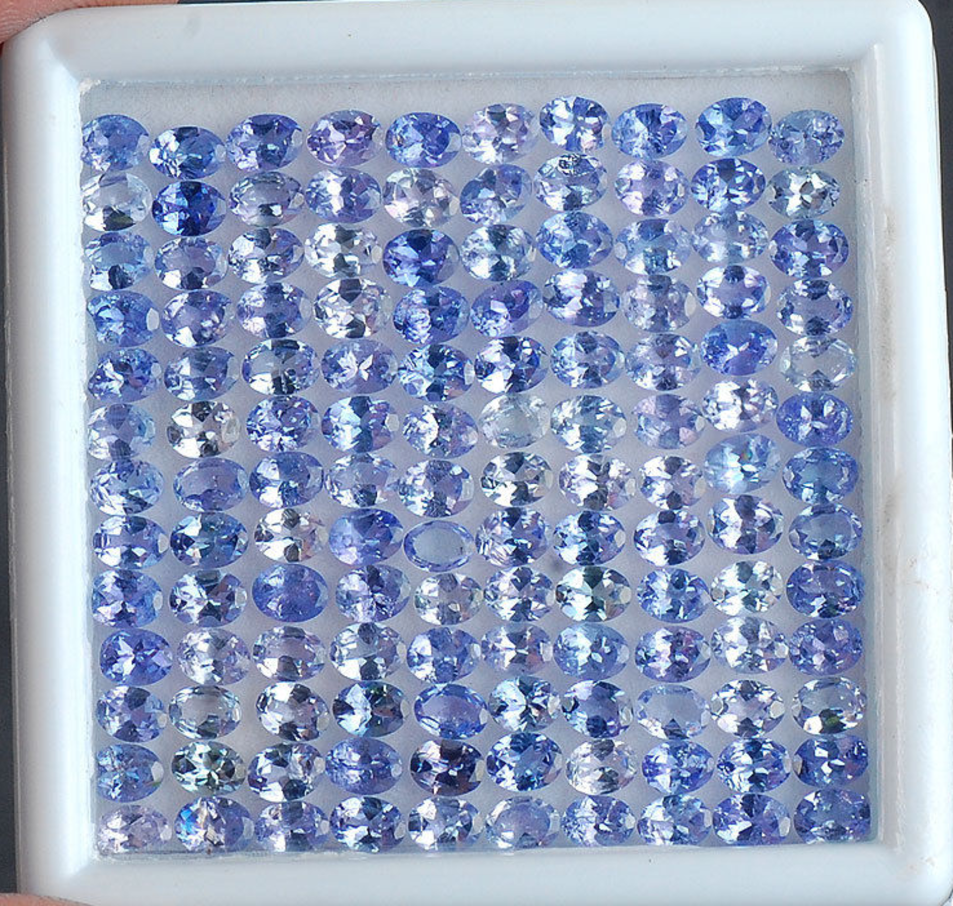 IGL&I Certified 18.29 Cts 155 pieces Natural Tanzanite gemstones - Transparent - Oval Cut - Image 2 of 3