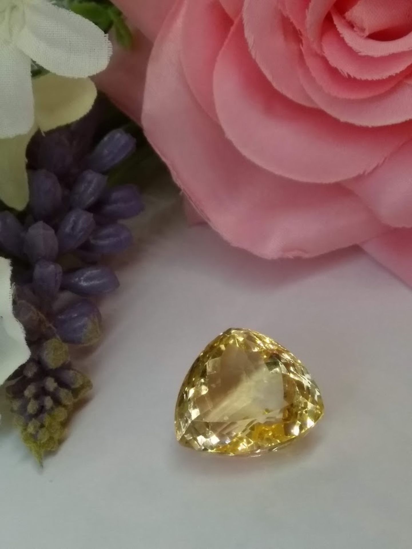 Glorious Natural 17.40ct Citrine Gemstone - Stunning Facetted Trillion Cut - IF Internally flawless - Image 2 of 2