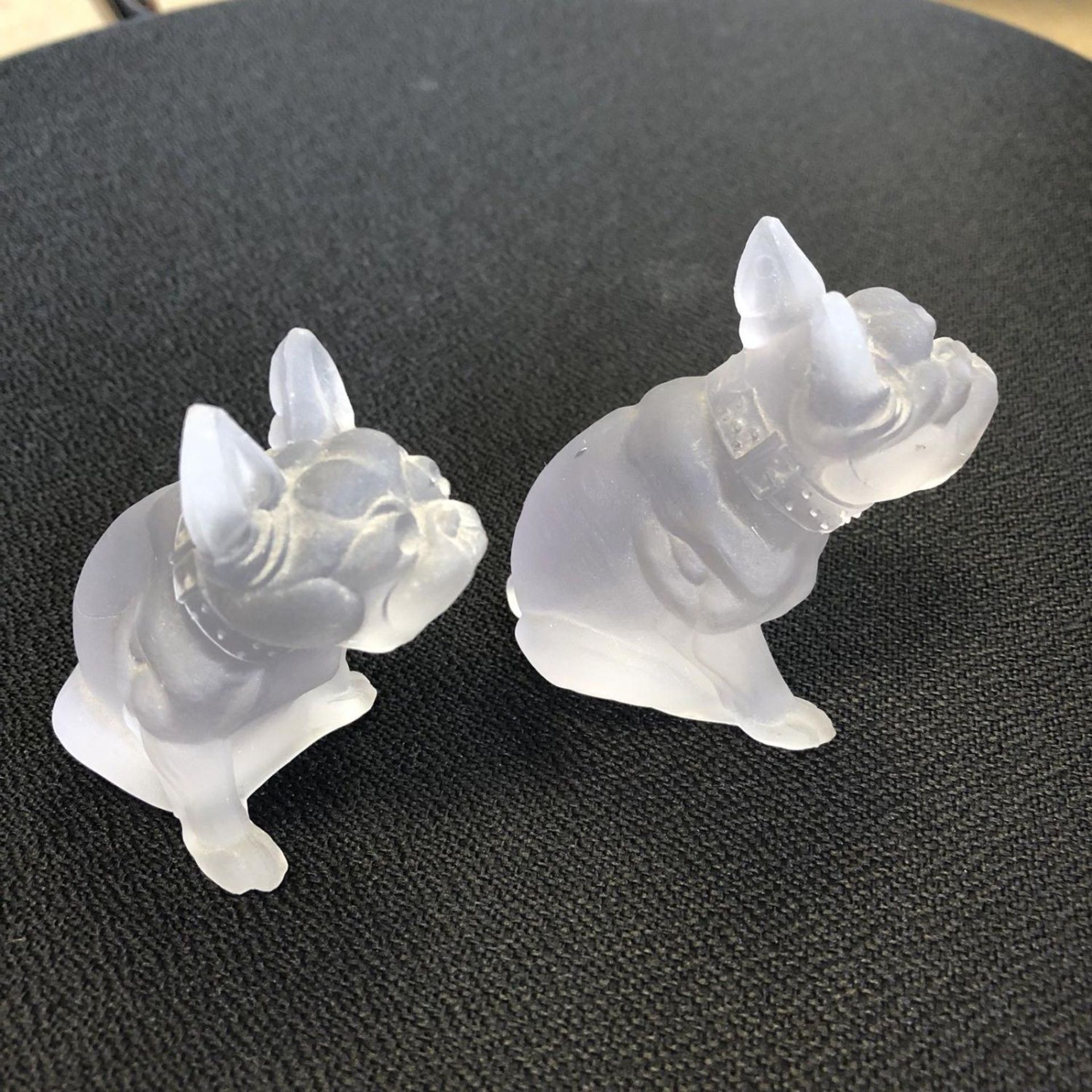Pair of moulded frosted glass bulldog figurines 7cm - Image 2 of 5