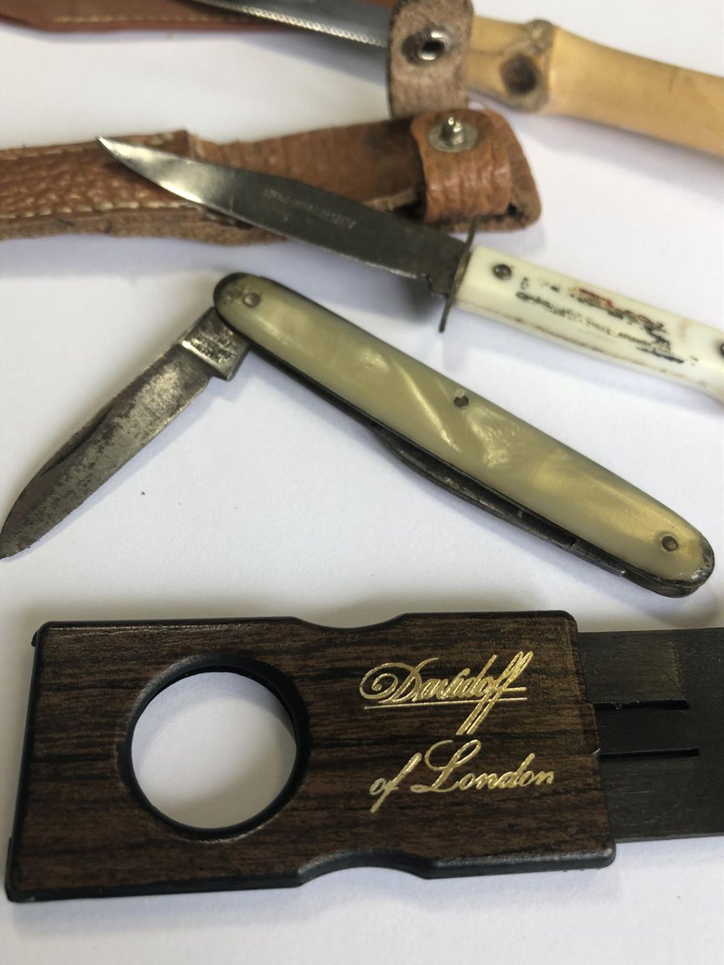 A Davidoff of London cigar cutter together with a group of vintage pocket knives or fruit knives - Image 4 of 4