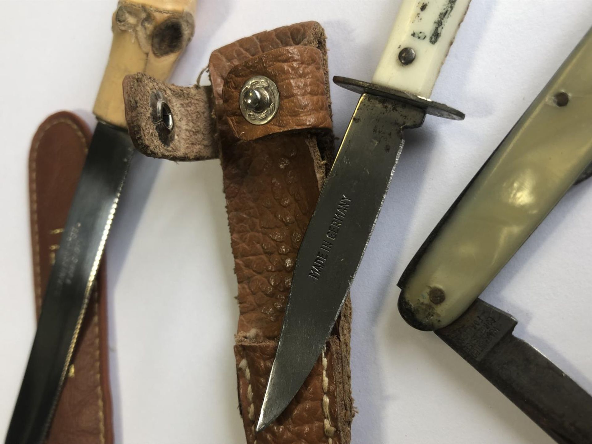 A Davidoff of London cigar cutter together with a group of vintage pocket knives or fruit knives - Image 3 of 4