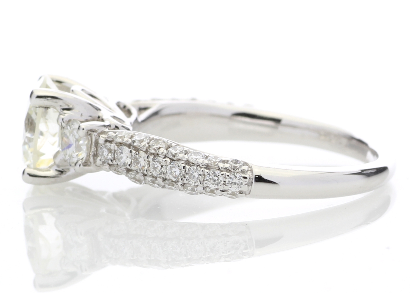 18ct White Gold Single Stone Claw Set With Stone Set Shoulders Diamond Ring (1.40) 2.07 - Image 3 of 5