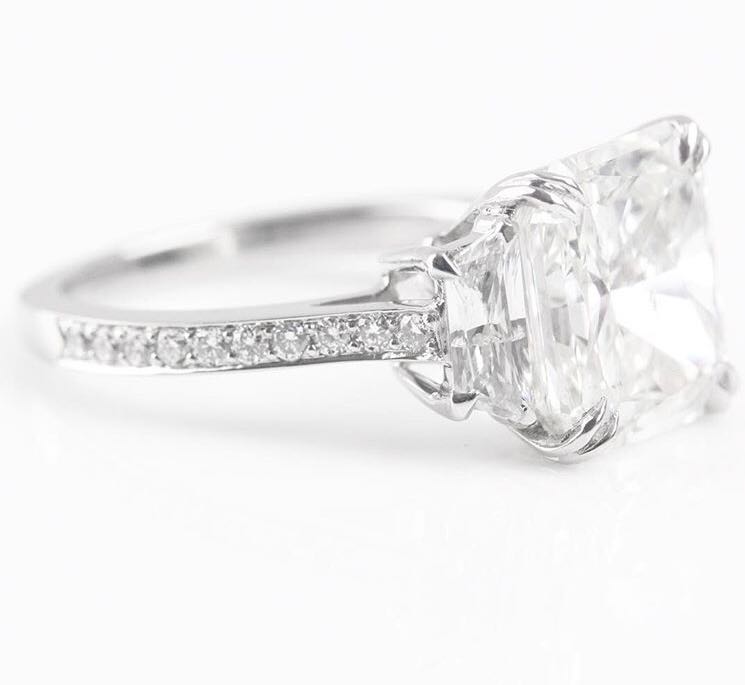 18ct White Gold Three Stone With Radiant Cut Centre Claw Set Diamond Ring 5.00 - Image 2 of 3