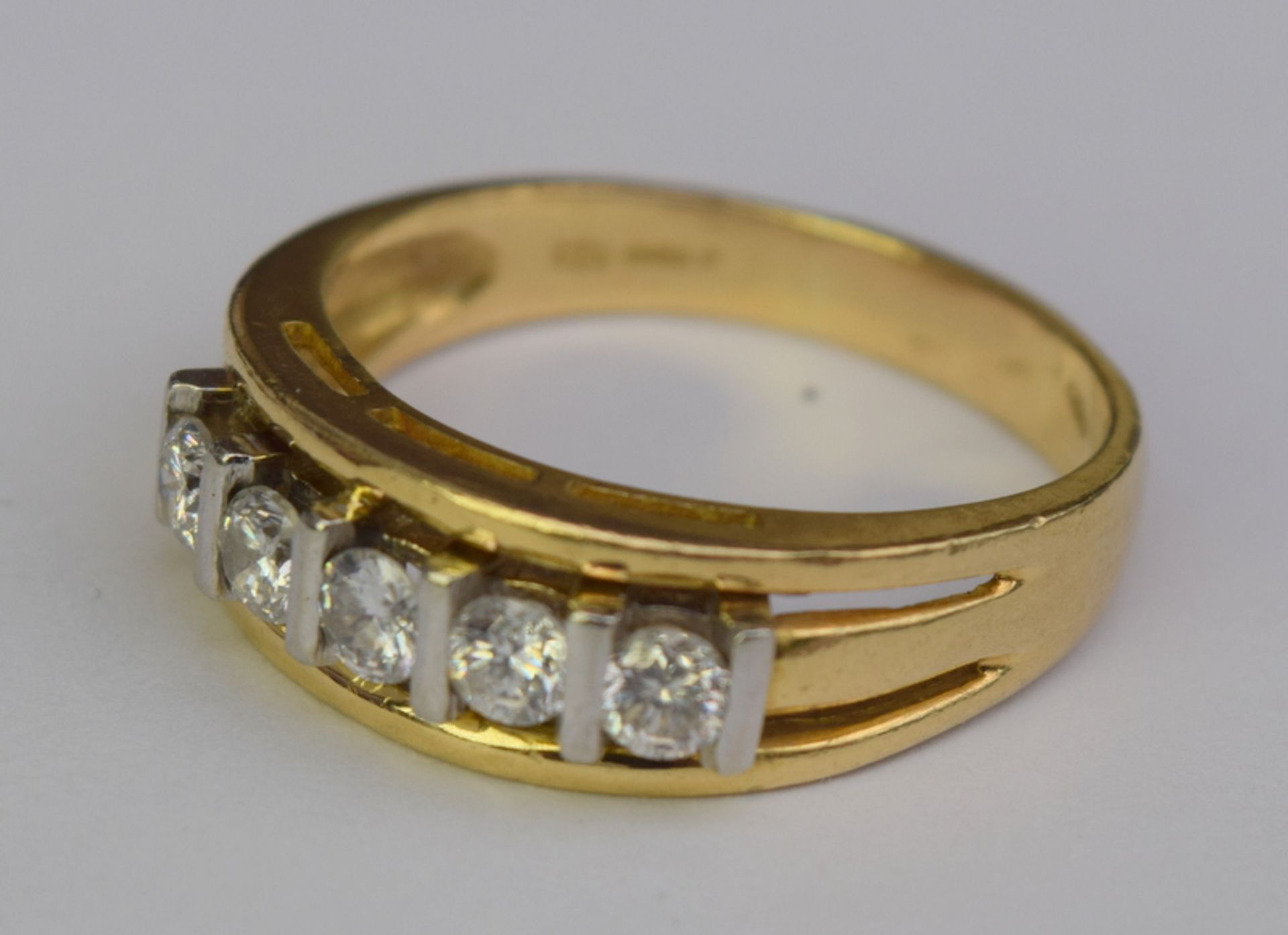 Excellent 18ct Gold And Platinum Mount Ring With Five Clear Diamonds - Image 2 of 7