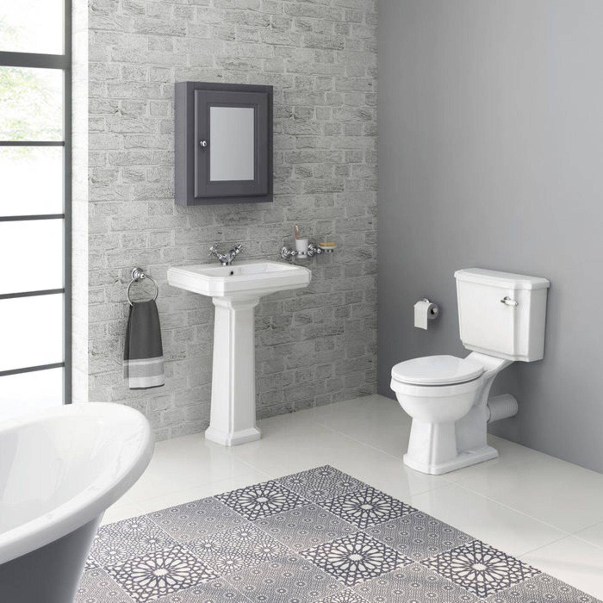 (TA26) Cambridge Traditional Close Coupled Toilet & Cistern - White Seat Cambridge Traditional Close - Image 2 of 4