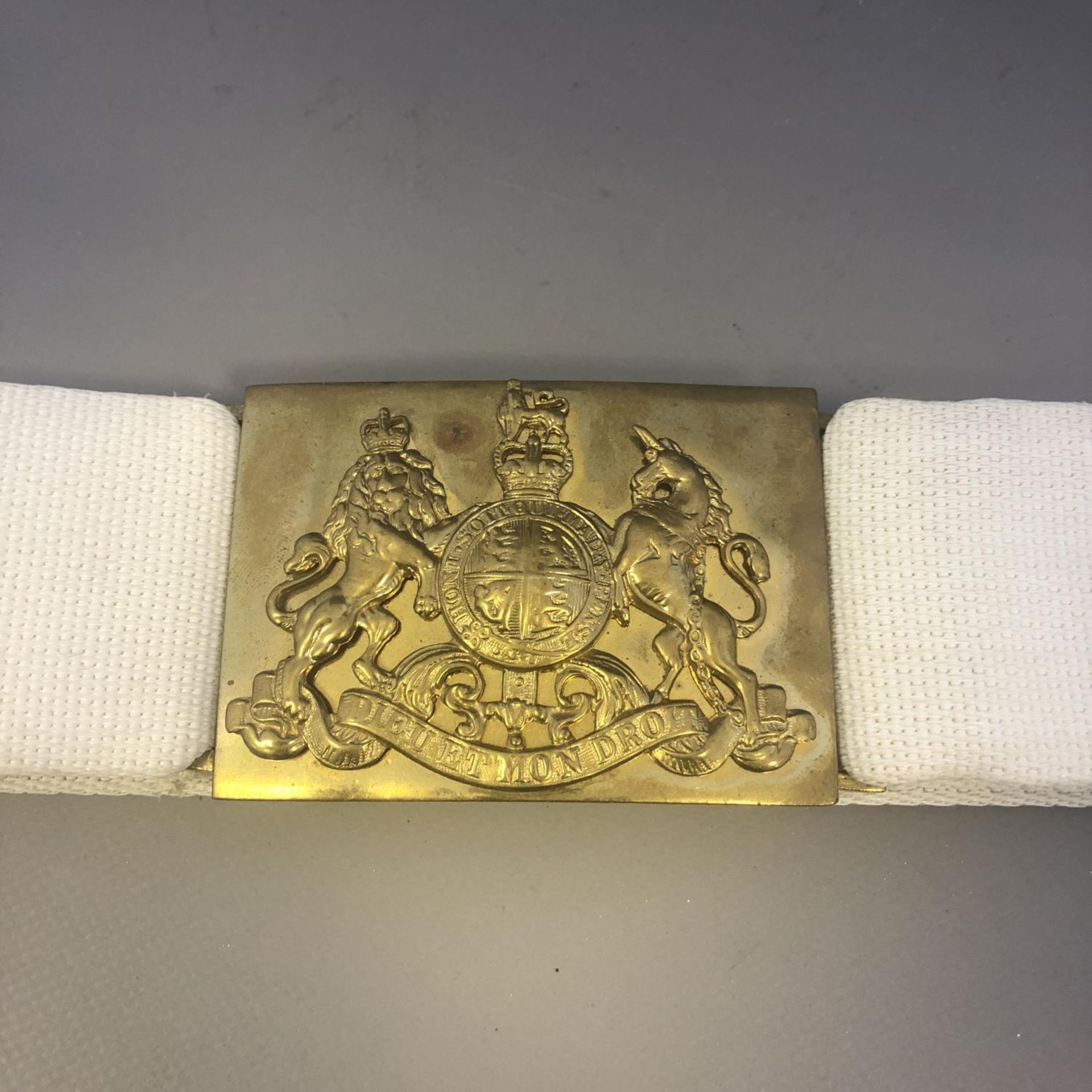 British Army White Belt with Dieu et Mon Droit Brass Buckle - Image 2 of 3