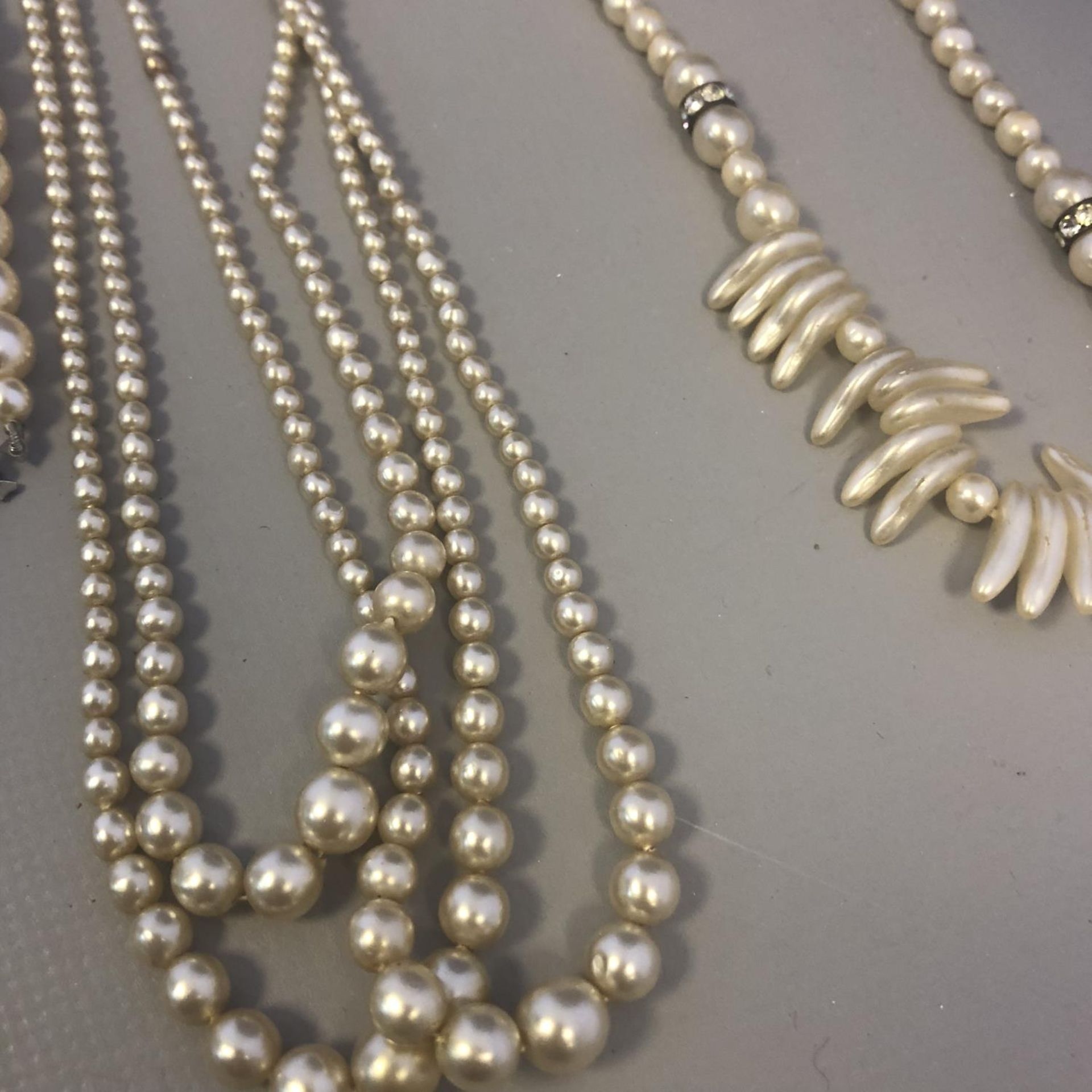 A collection of vintage faux pearl costume jewellery (4) - Image 3 of 5