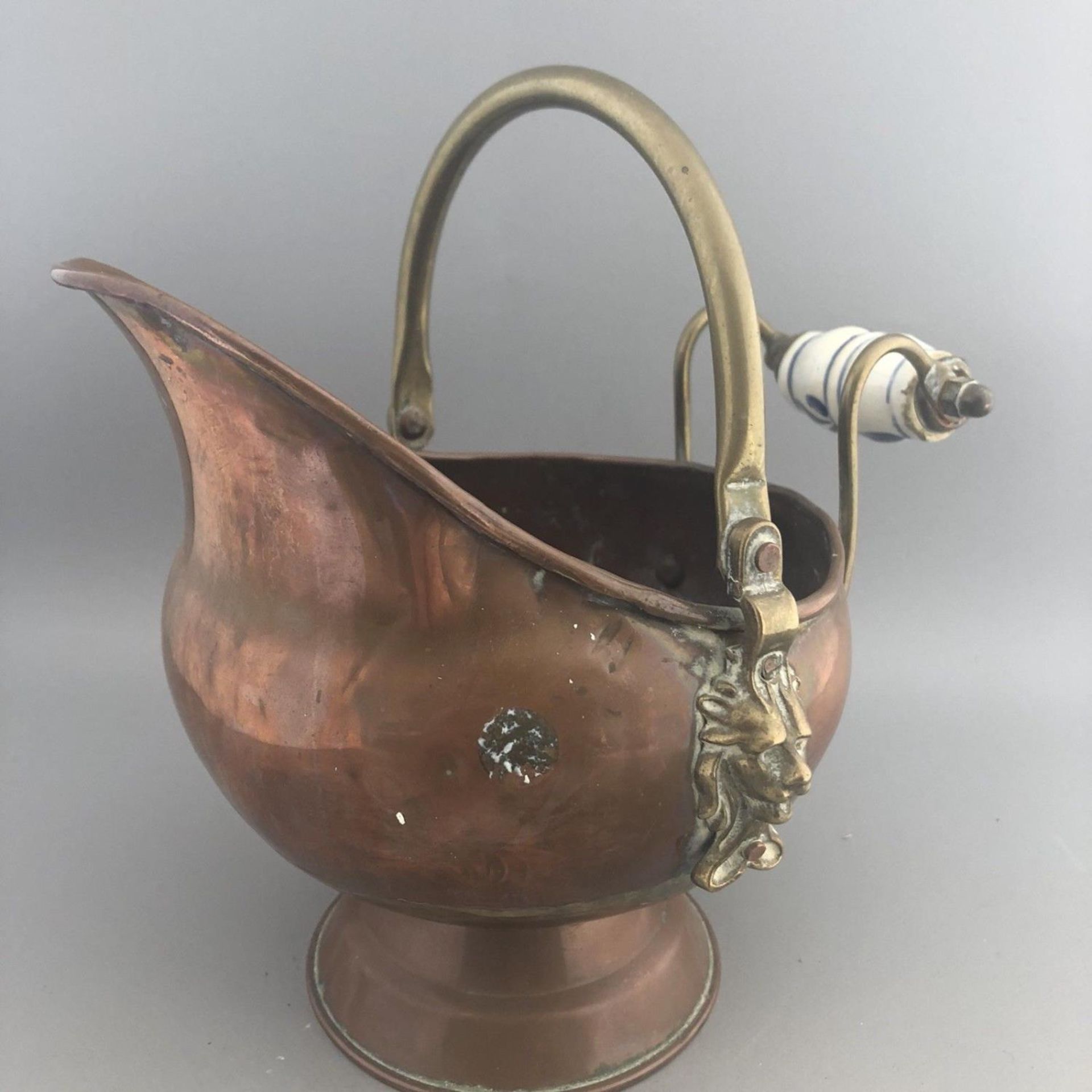 Small Vintage Copper And Brass Coal Scuttle With Lion Head & Delft Handle - Image 4 of 5