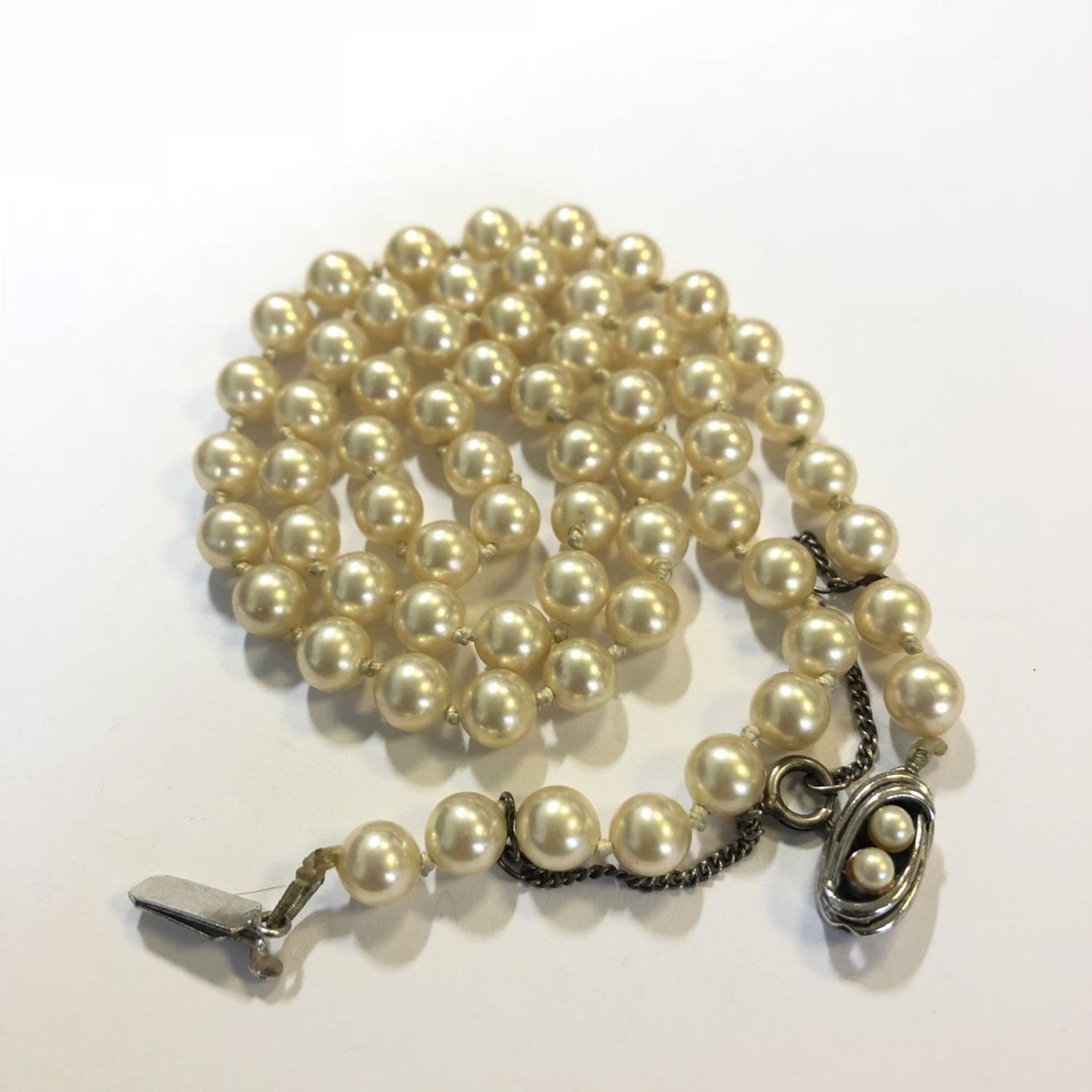 Vintage necklace - Single string strand of faux pearls on a 925 silver clasp