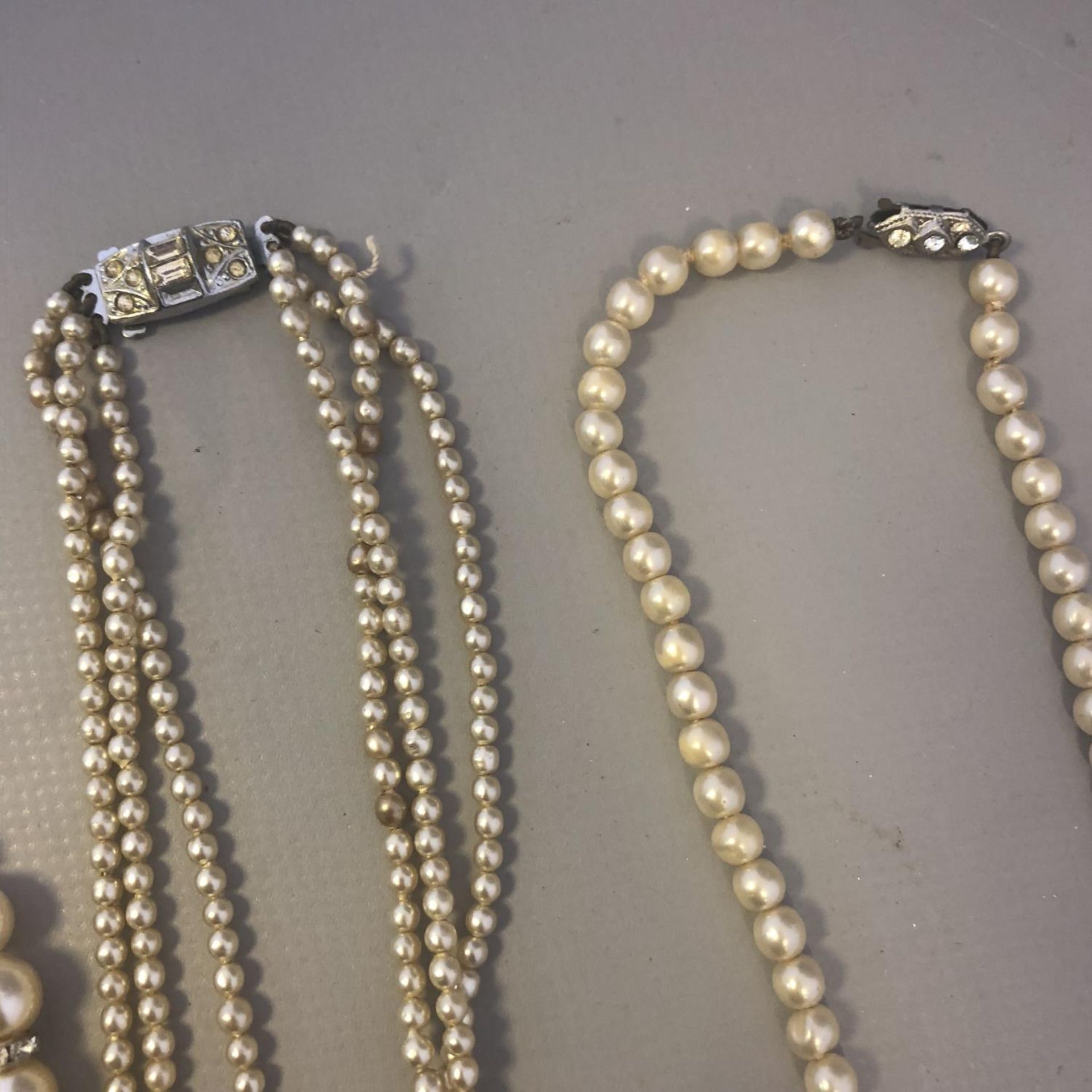 A collection of vintage faux pearl costume jewellery (4) - Image 4 of 5