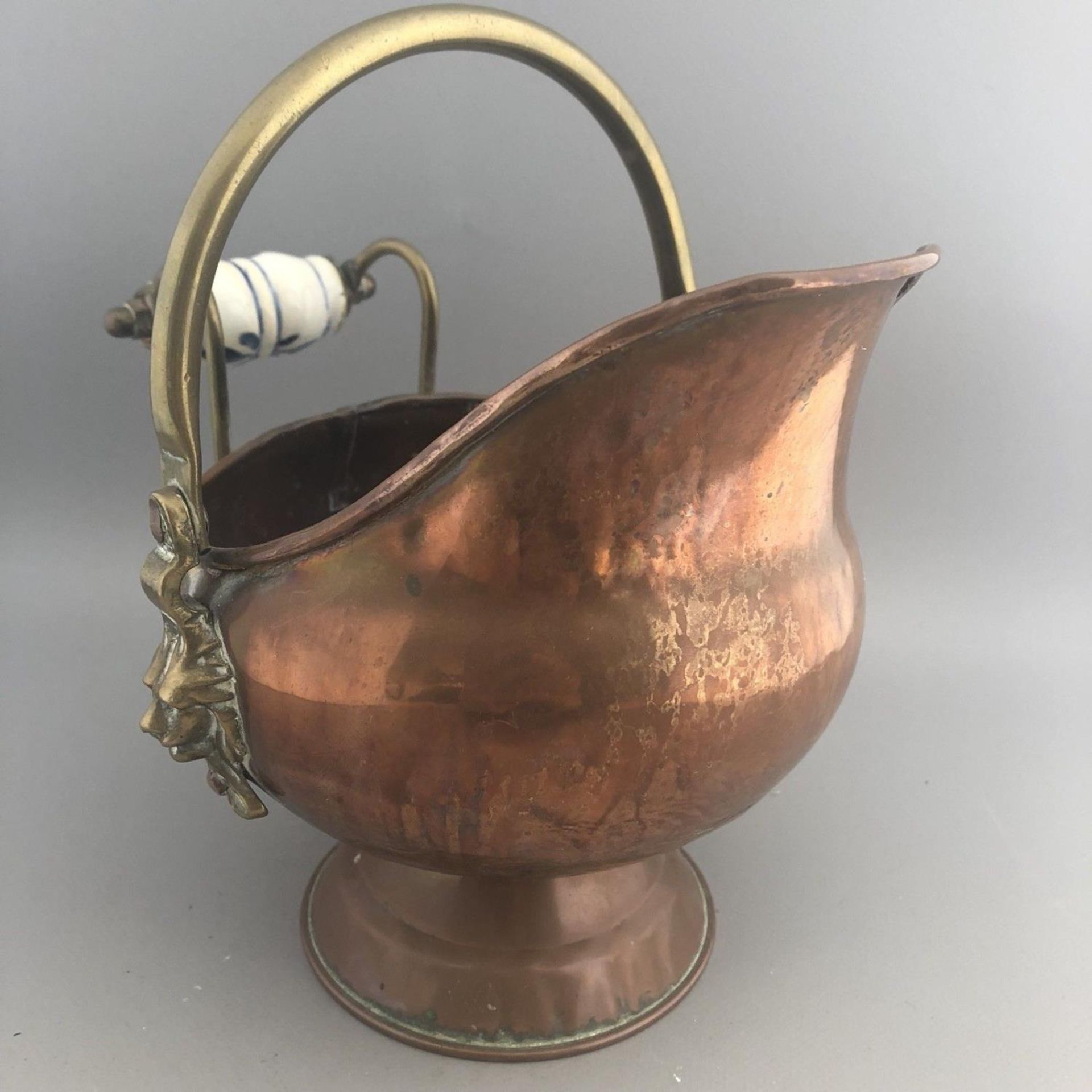 Small Vintage Copper And Brass Coal Scuttle With Lion Head & Delft Handle - Image 2 of 5