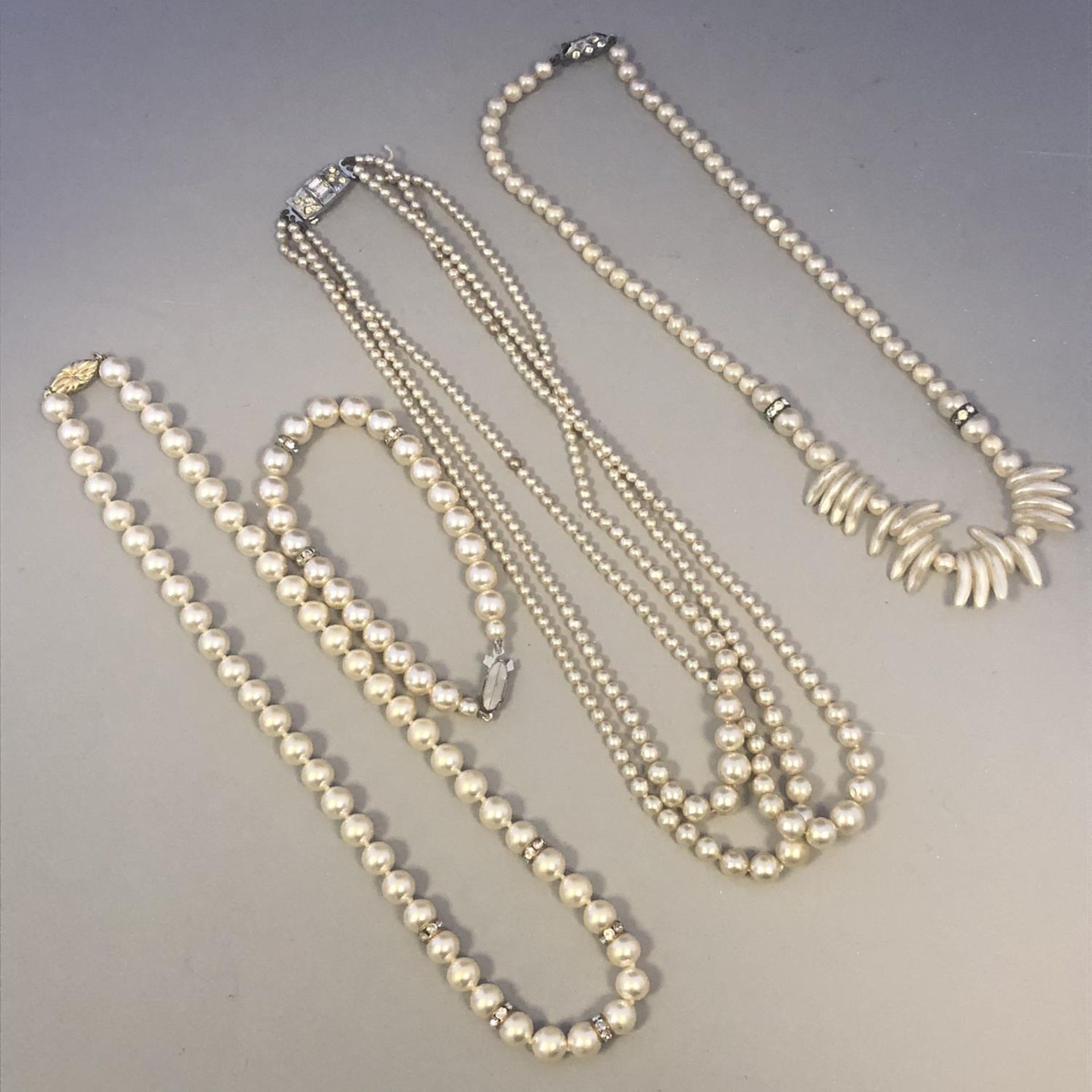 A collection of vintage faux pearl costume jewellery (4)