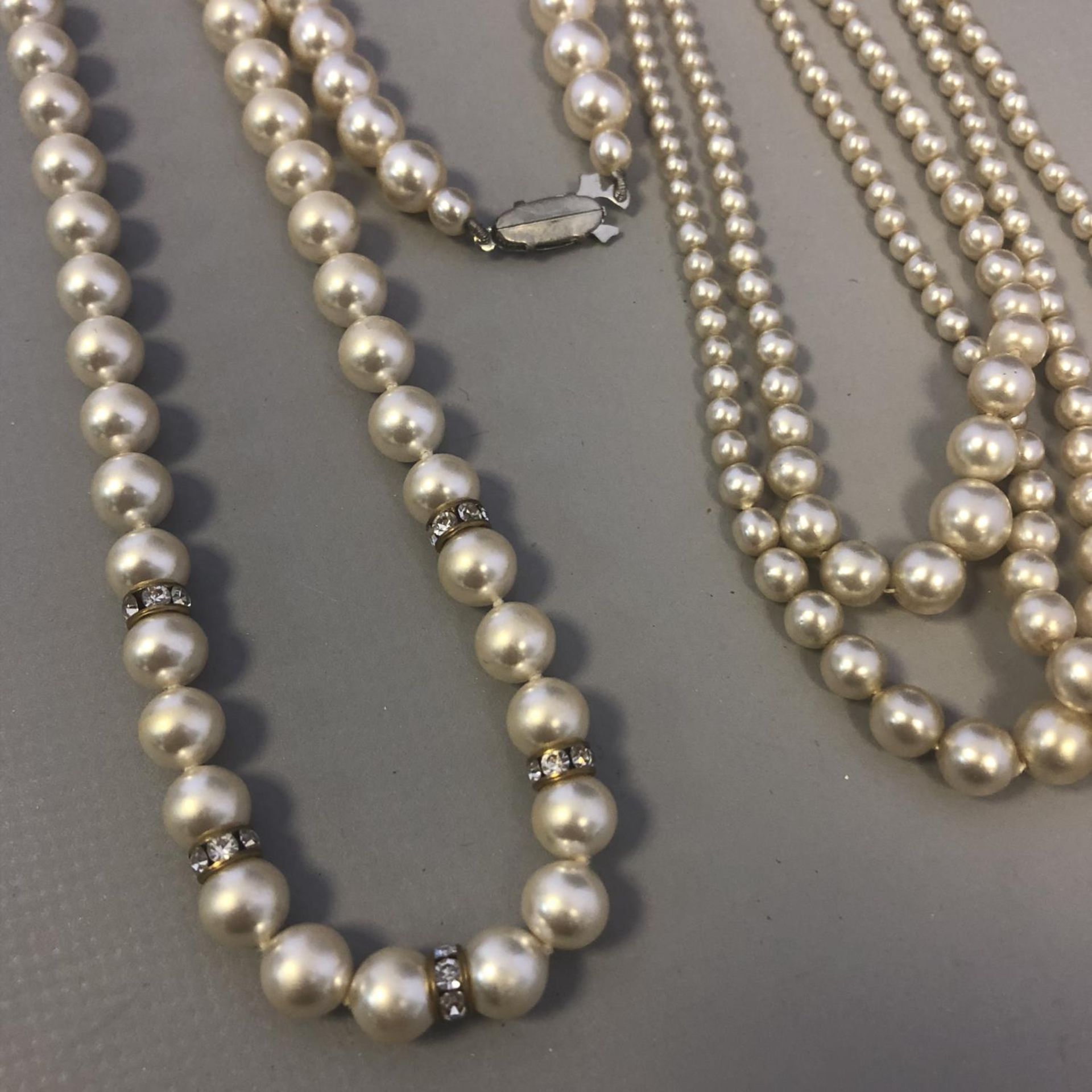 A collection of vintage faux pearl costume jewellery (4) - Image 2 of 5