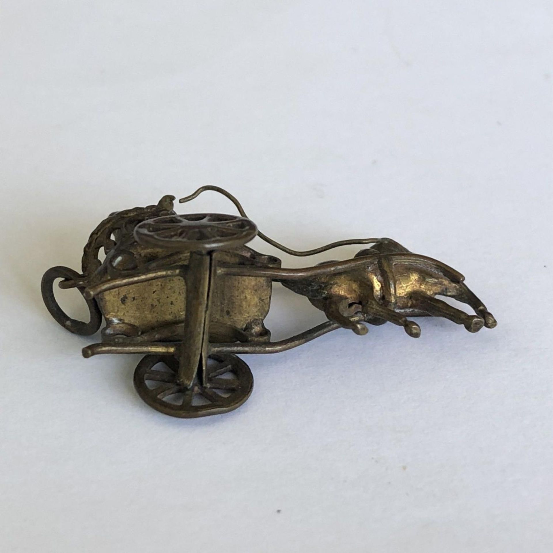 Fine antique yellow metal detailed horse and carriage fob or charm - Image 5 of 5