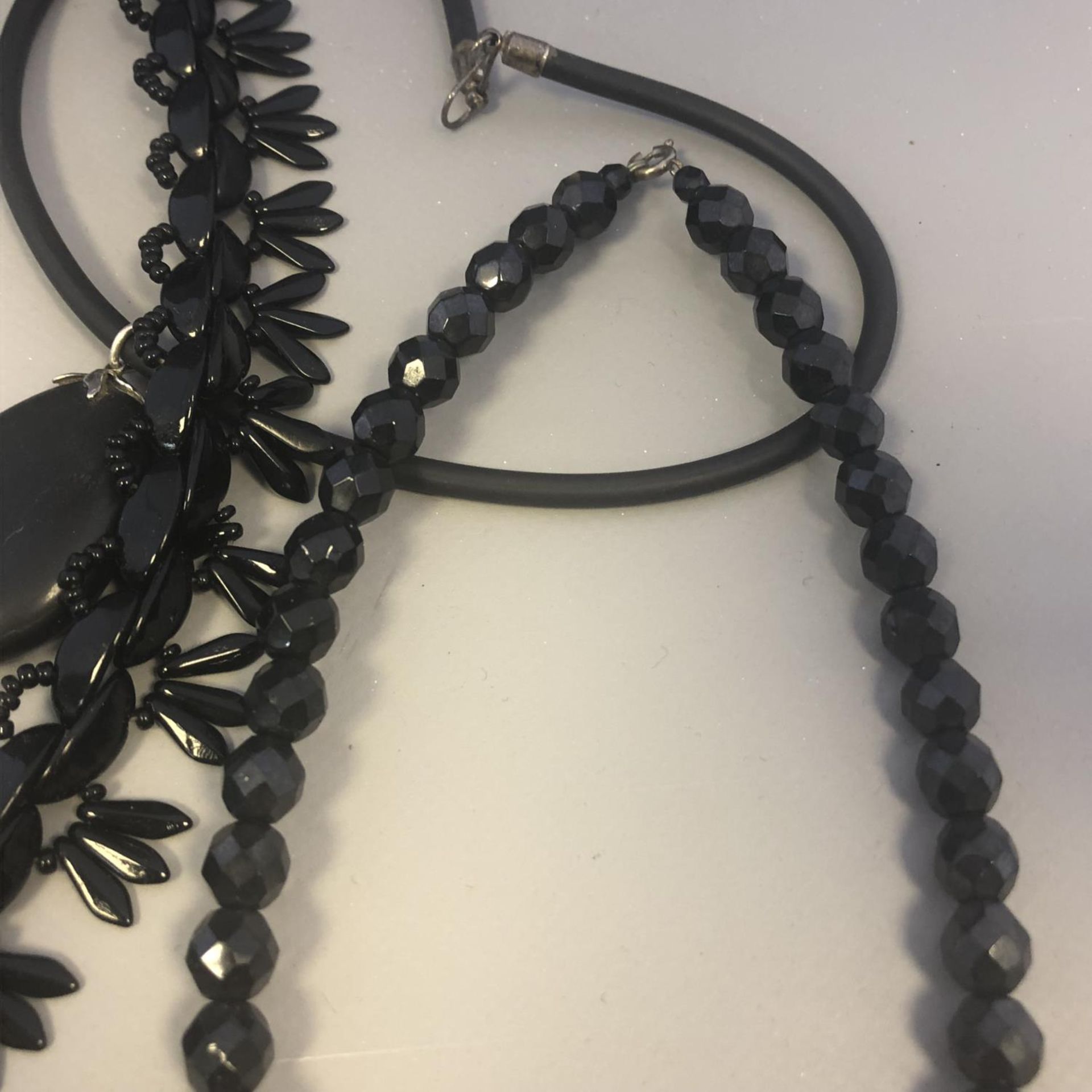 A Collection of Black Necklaces (9) - Image 7 of 7