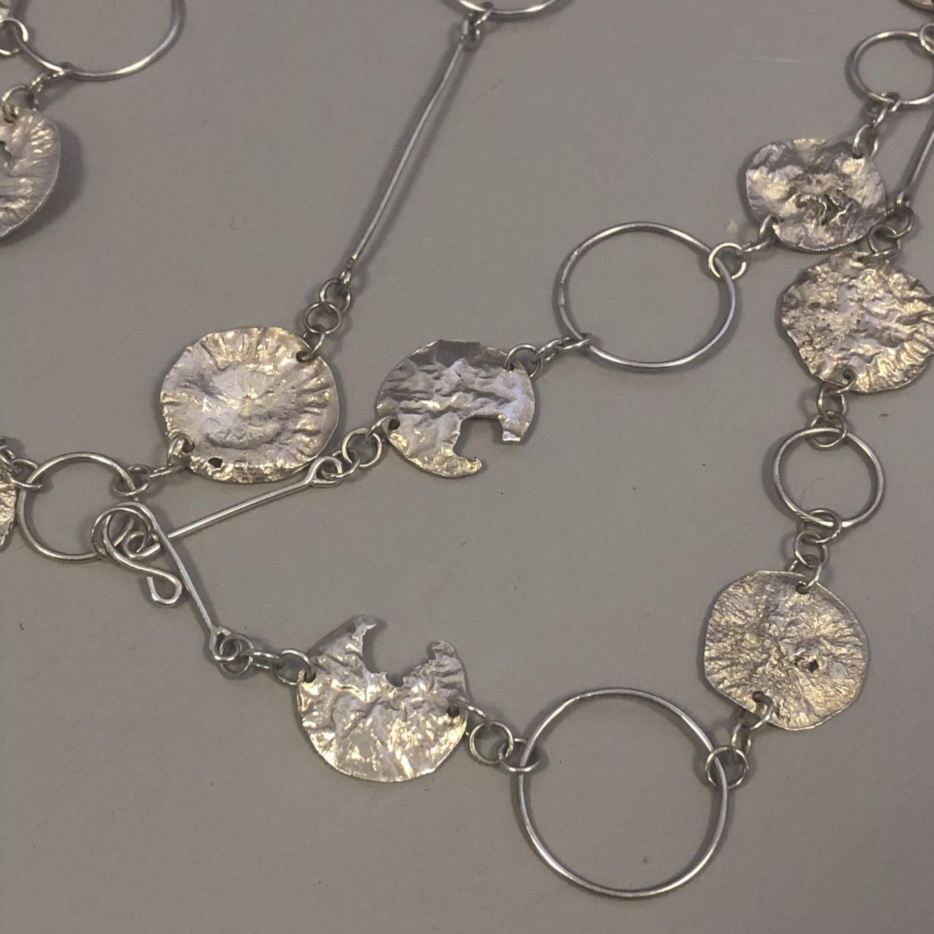 1970s Hallmarked Silver Brutalist Modernist Hammered Coin Necklace - Sheffield Hallmarks - Image 3 of 6