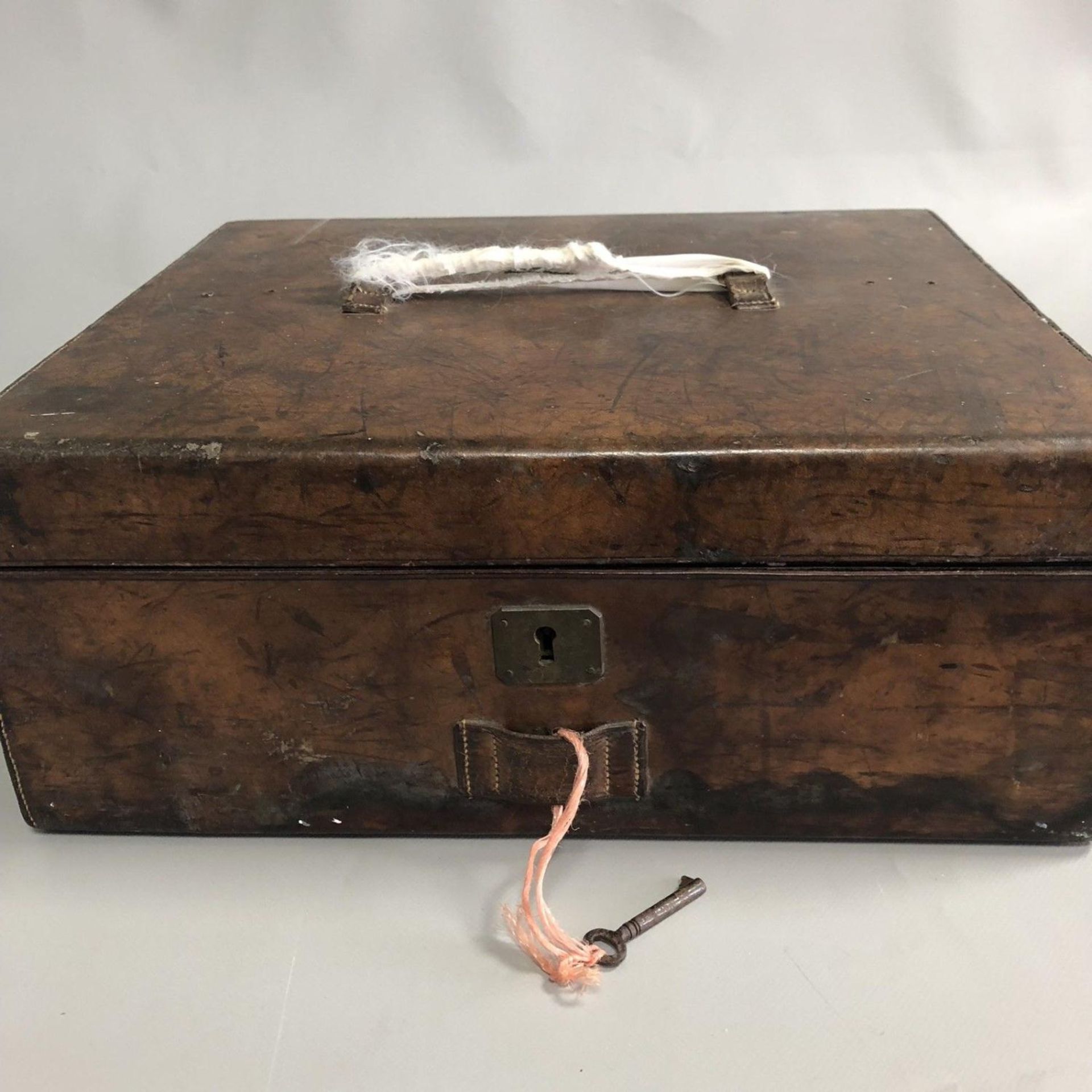 Antique Leather Bound Wooden Box with Original Key - Travelling Vanity Case ? - Image 4 of 6