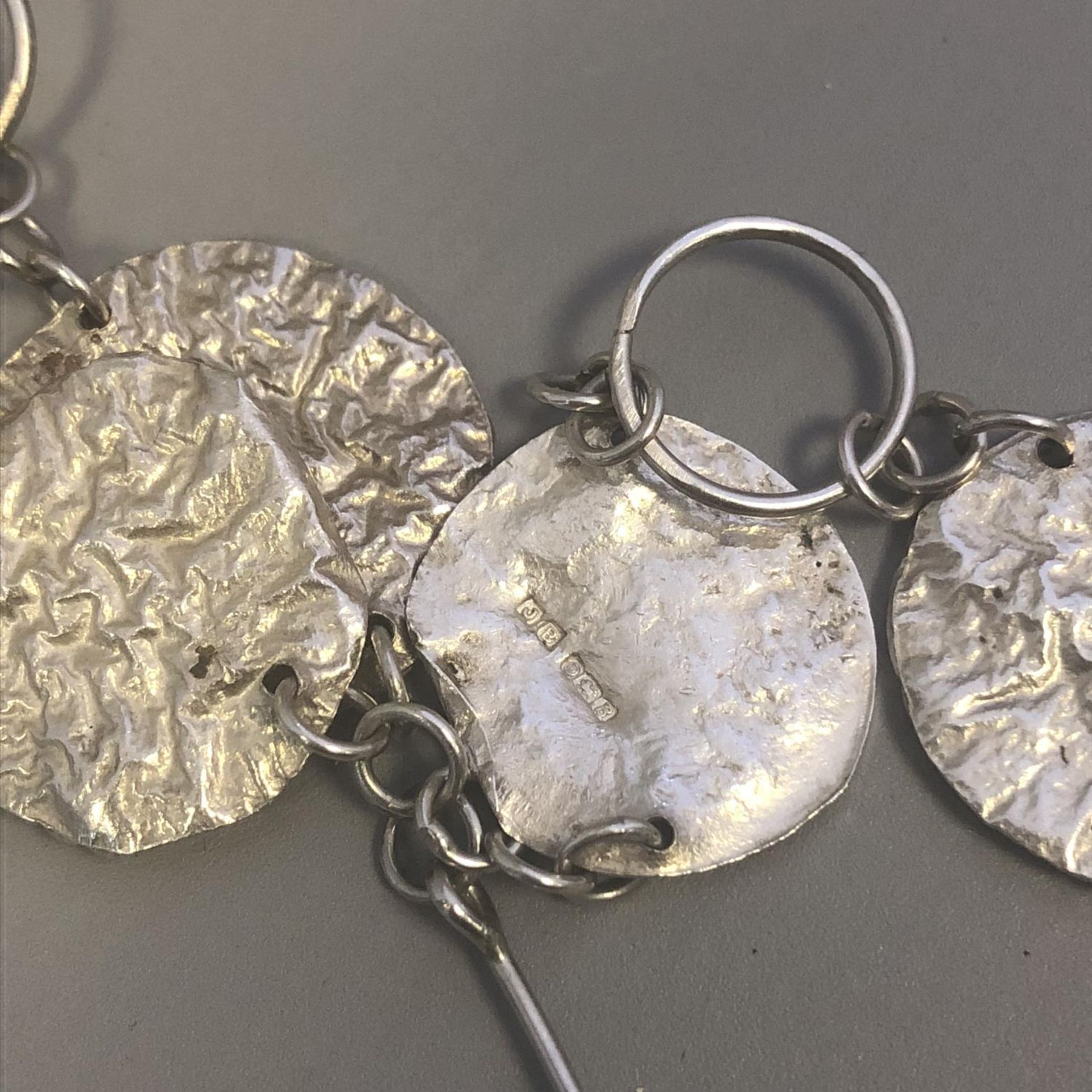 1970s Hallmarked Silver Brutalist Modernist Hammered Coin Necklace - Sheffield Hallmarks - Image 2 of 6