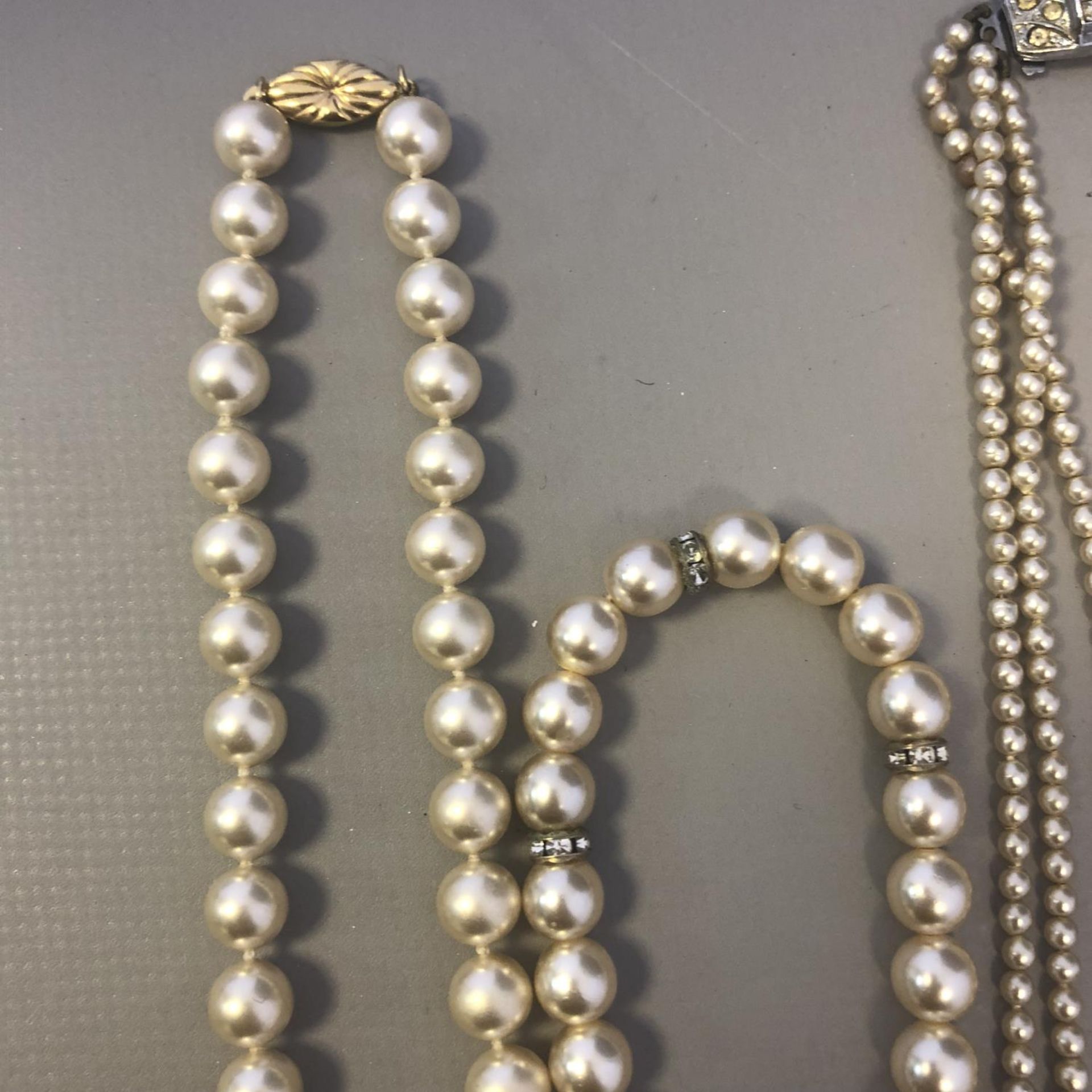 A collection of vintage faux pearl costume jewellery (4) - Image 5 of 5