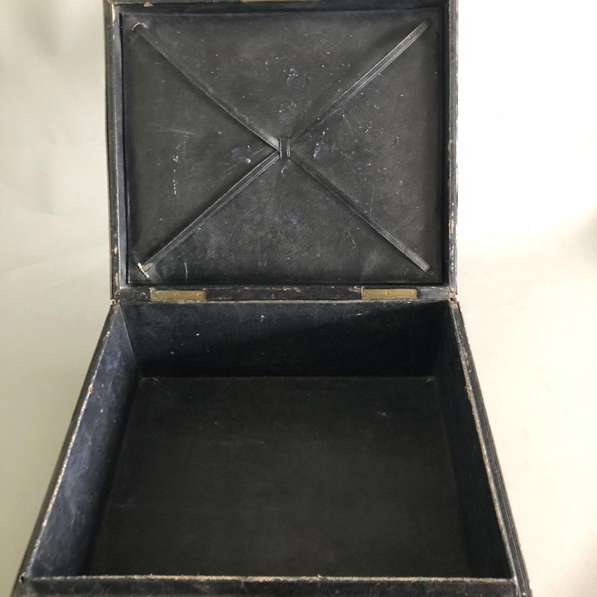 Antique Leather Bound Wooden Box with Original Key - Travelling Vanity Case ? - Image 6 of 6