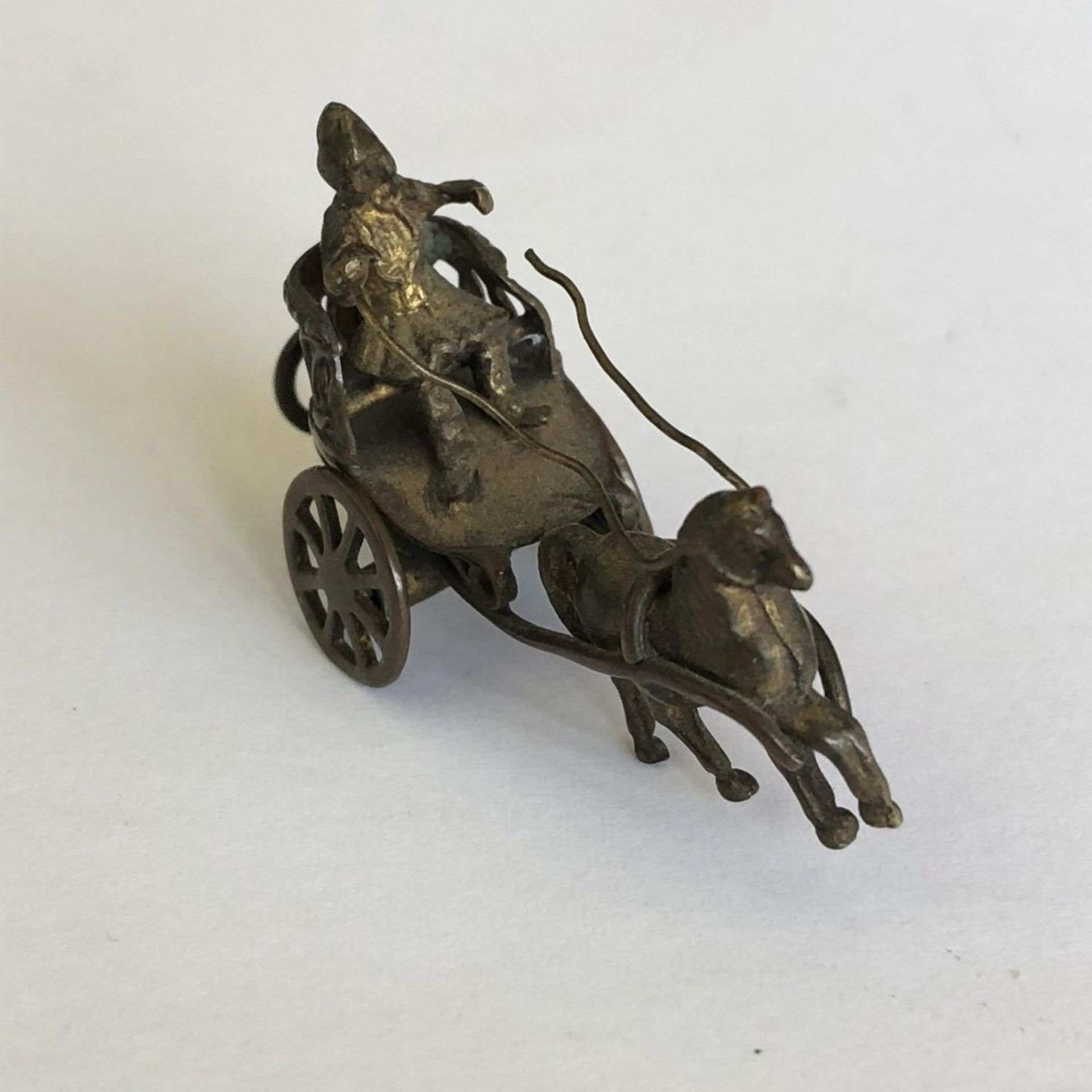 Fine antique yellow metal detailed horse and carriage fob or charm - Image 4 of 5