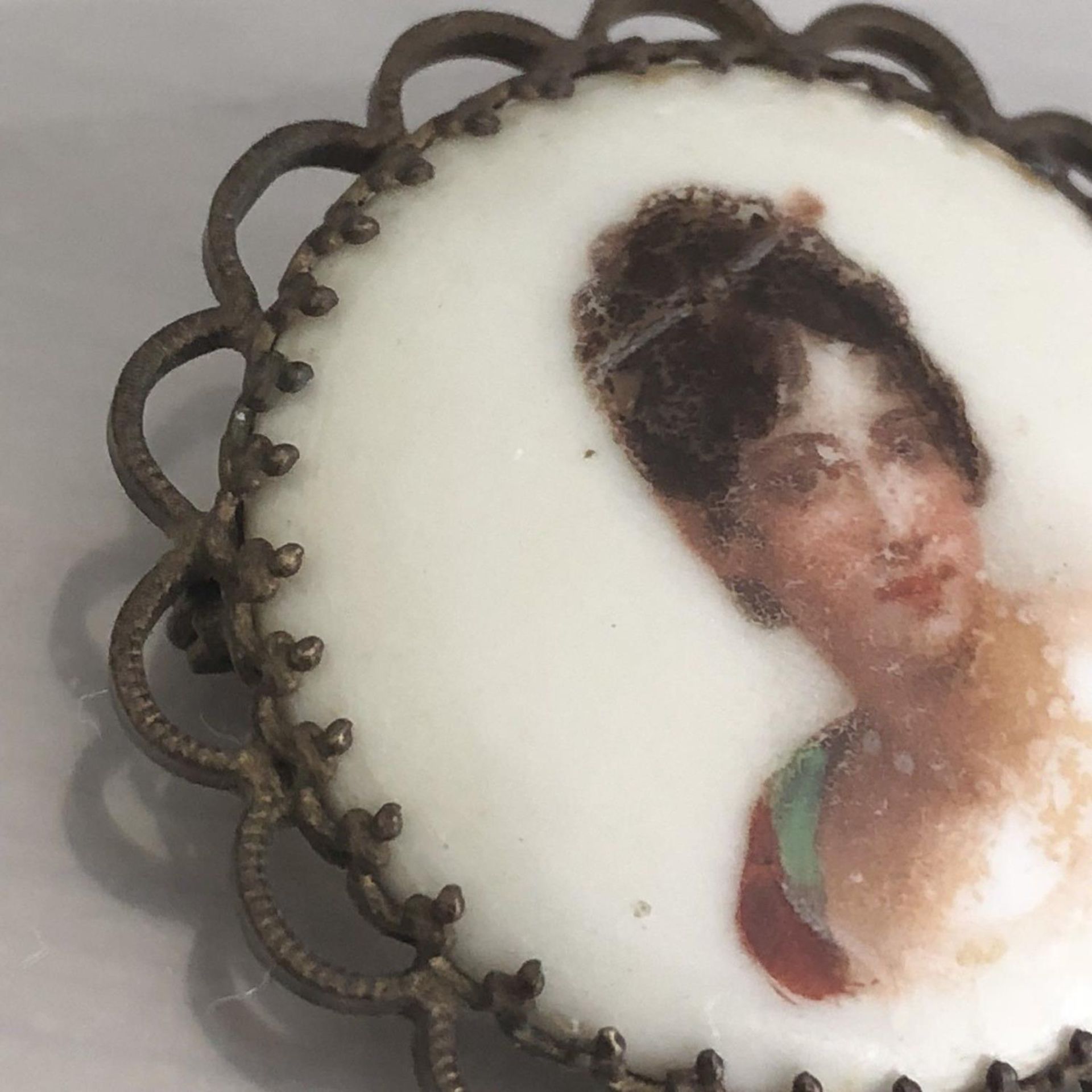 Antique Edwardian or Victorian brooch with painted porcelain portrait of a lady - Image 3 of 3