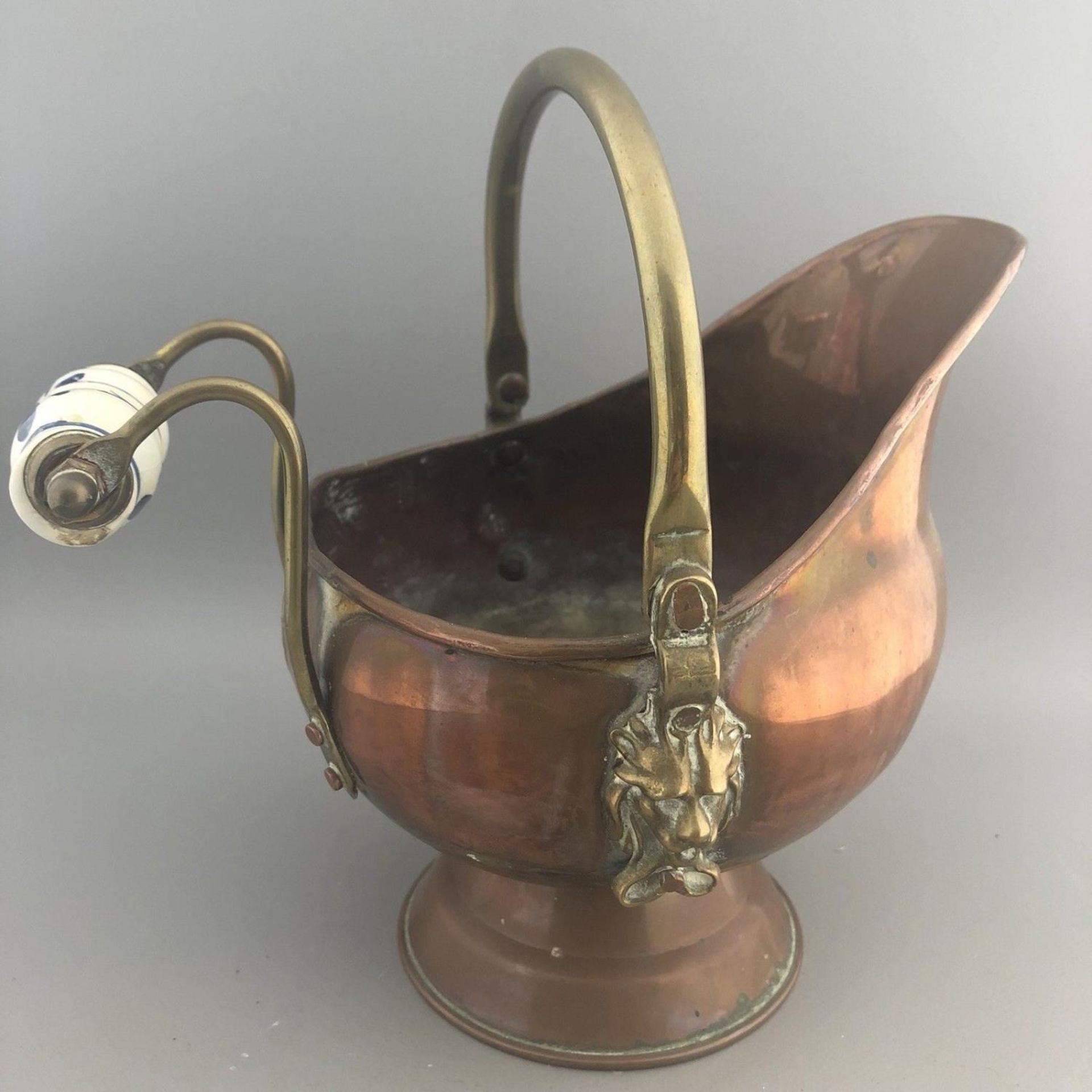 Small Vintage Copper And Brass Coal Scuttle With Lion Head & Delft Handle - Image 3 of 5