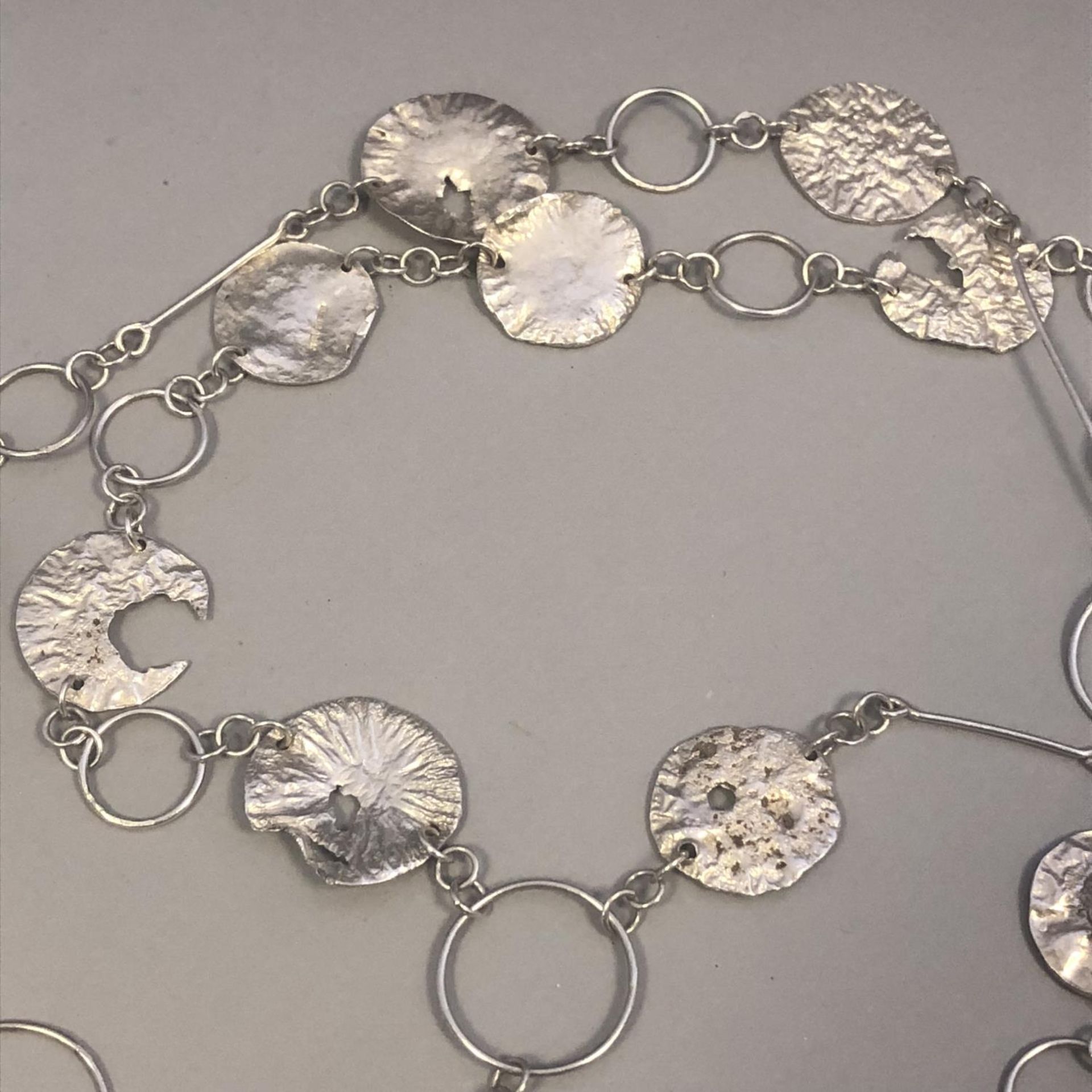 1970s Hallmarked Silver Brutalist Modernist Hammered Coin Necklace - Sheffield Hallmarks - Image 5 of 6