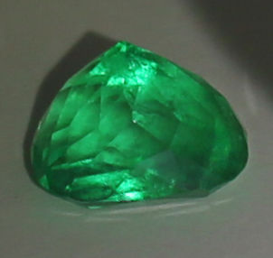 IGI Certified 7.45 ct. Colombian Emerald - Image 7 of 7