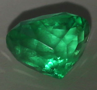 IGI Certified 7.45 ct. Colombian Emerald - Image 5 of 7