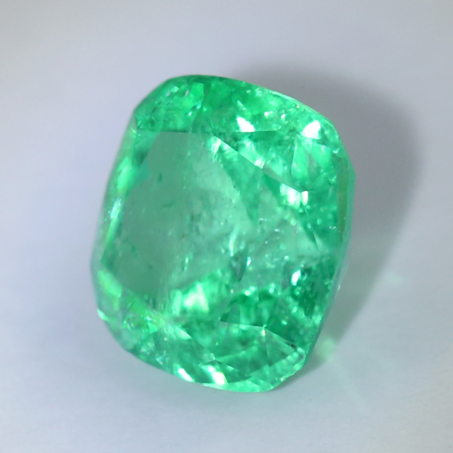 IGI Certified 4.04 ct. Colombian Emerald - Image 3 of 6