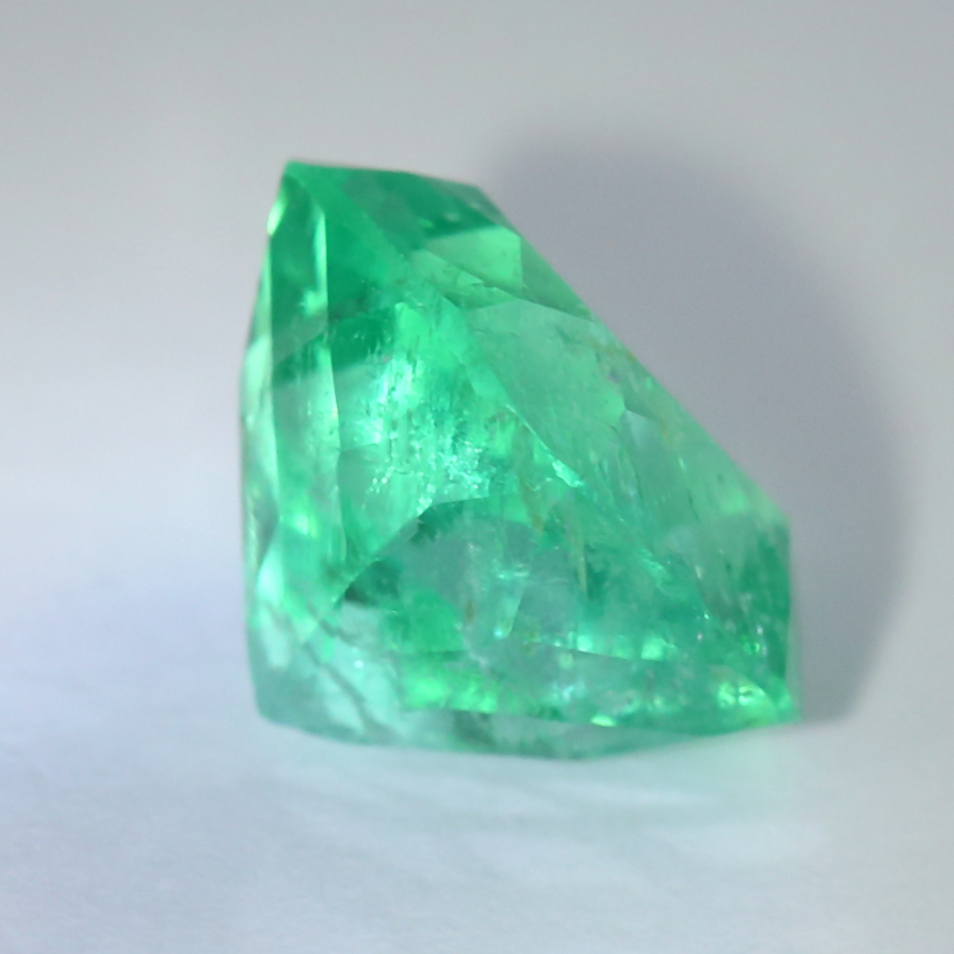 IGI Certified 4.04 ct. Colombian Emerald - Image 5 of 6