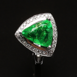 Ring with 5.99ct emerald and diamonds