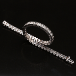 Linked bracelet with safety lock and 49 diamonds