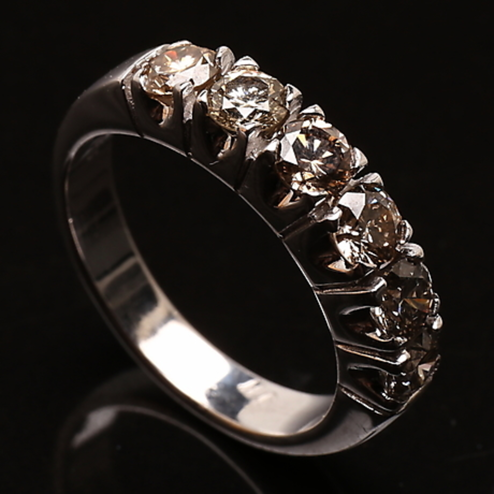 Ring in 14K white gold with brilliant cut diamonds