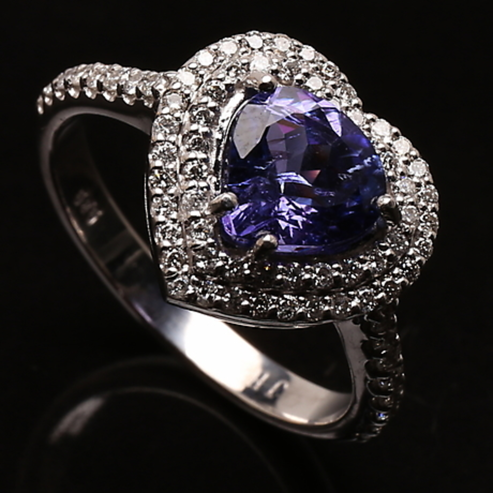 White gold ring with a tanzanite and brilliant cut diamonds totaling 0.75 ct