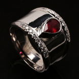 Ring in white gold, heart-shaped Rubin and 0.30ct Diamonds