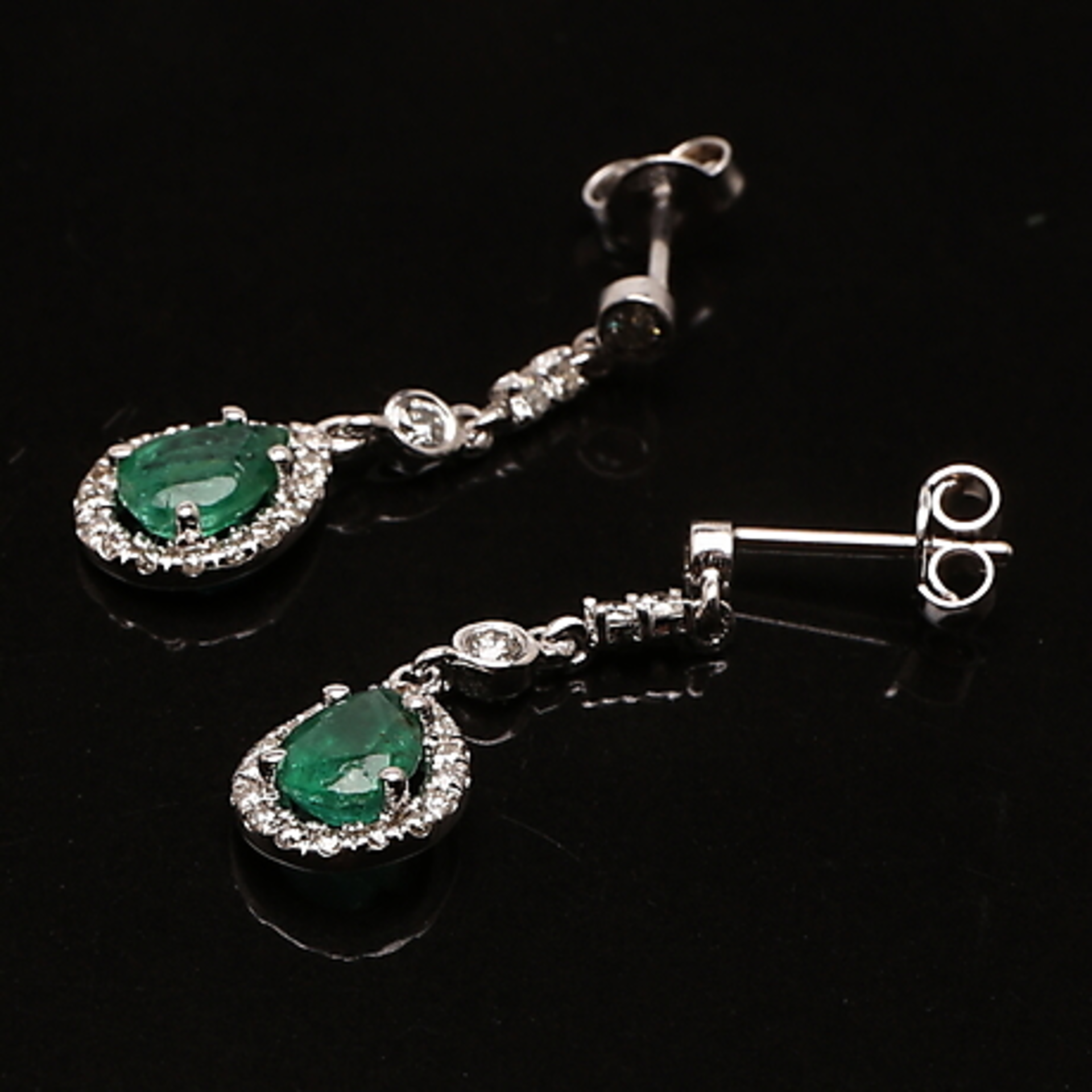 Earrings with drip-shaped emeralds and brilliant cut diamonds