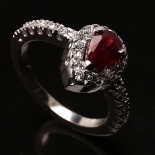 Ring in white gold with per-shaped Ruby and Diamonds