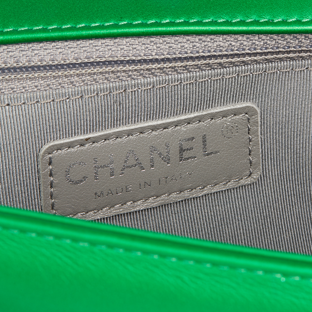 CHANEL Green Quilted Metallic Lambskin New Medium Le Boy - Bild 7 aus 12