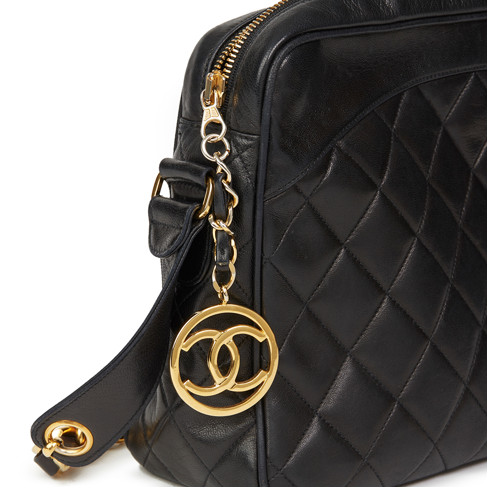 CHANEL Black Quilted Lambskin Vintage Timeless Charm Camera Bag - Bild 6 aus 11